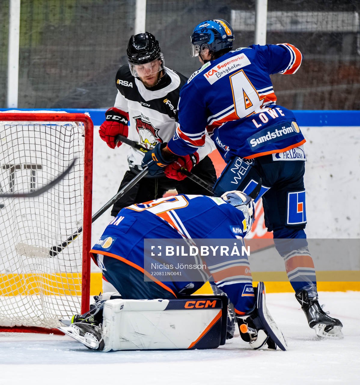 Malmö Redhawks Carl Persson hålls bort av Växjös Keegan
