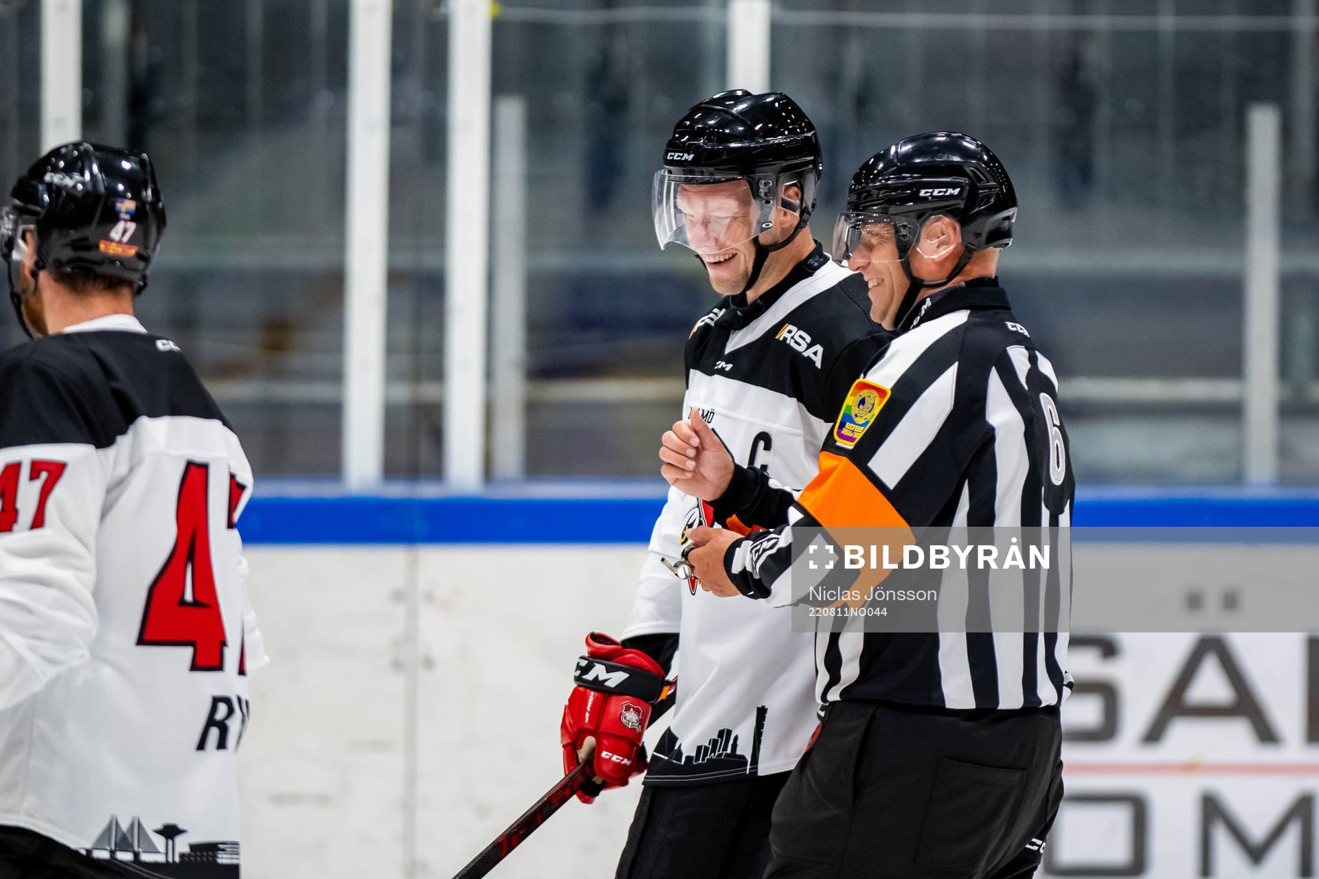 Malmö Redhawks Carl Söderberg i samspråk med Domare