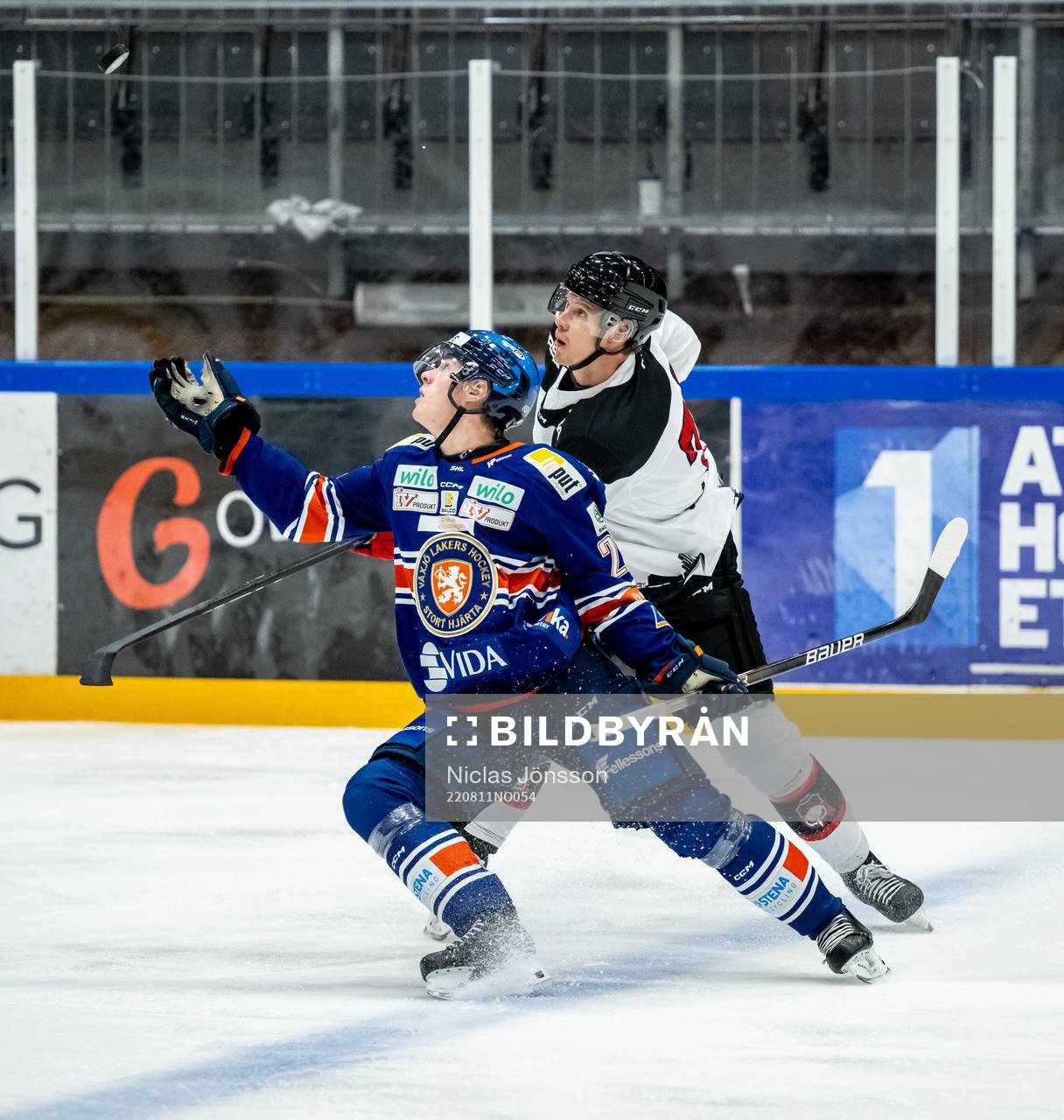 Växjös Viktor Bernhardtz och Malmö Redhawks Adam Ollas