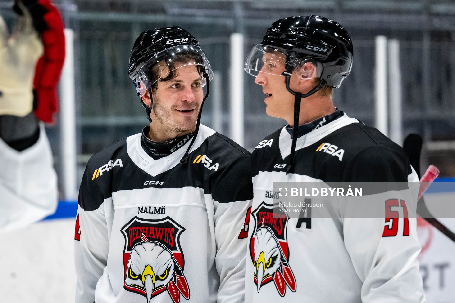 Malmö Redhawks Lance Bouma  och Emil Sylvegård jublar