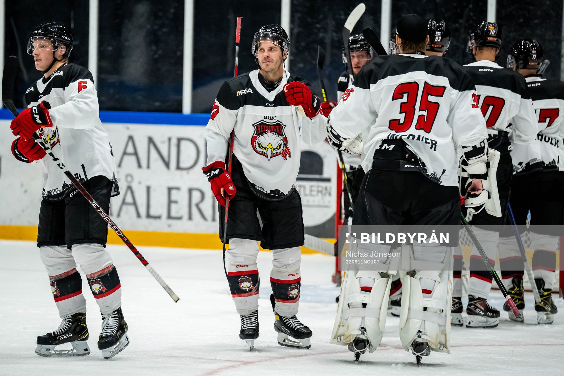 Malmö Redhawks Lance Bouma jublar tilsammans med