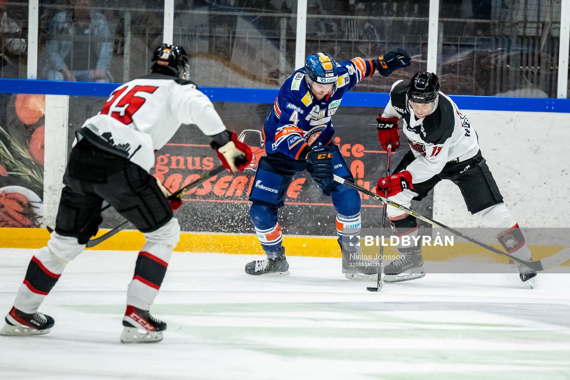 Växjös Keegan Lowe  och Malmö Redhawks Pathrik Westerholm
