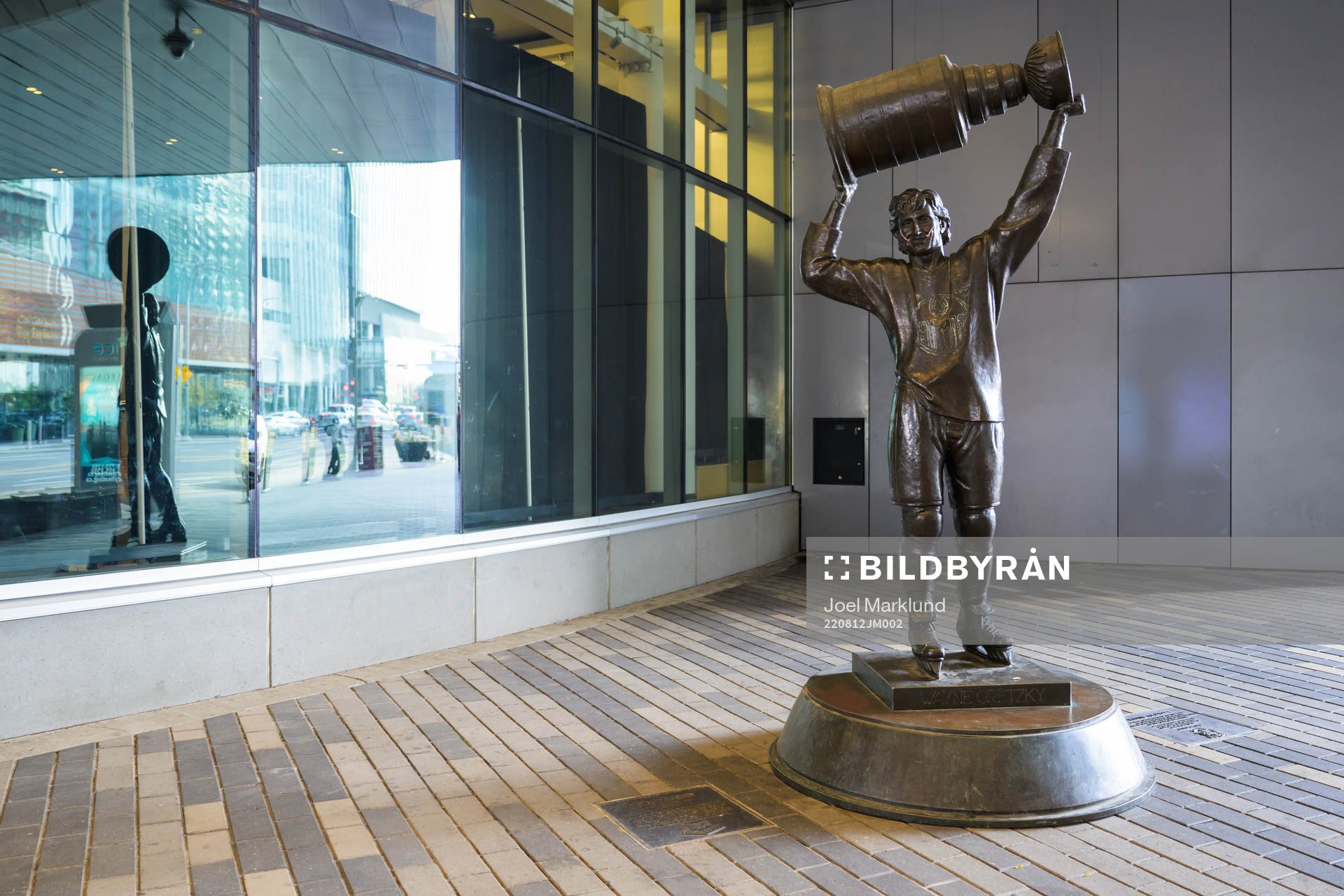 A Wayne Gretzky statue outside Rogers Place