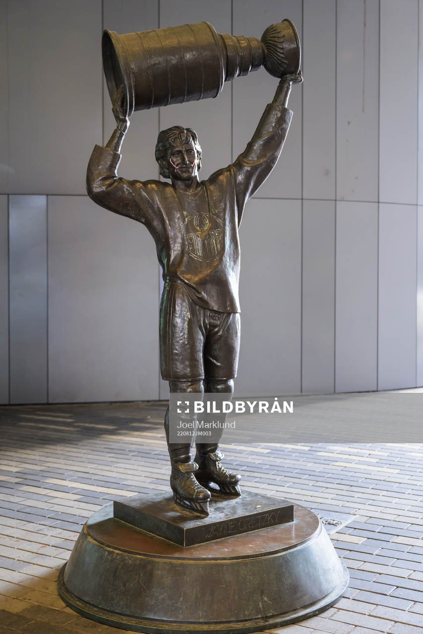 A Wayne Gretzky statue outside Rogers Place
