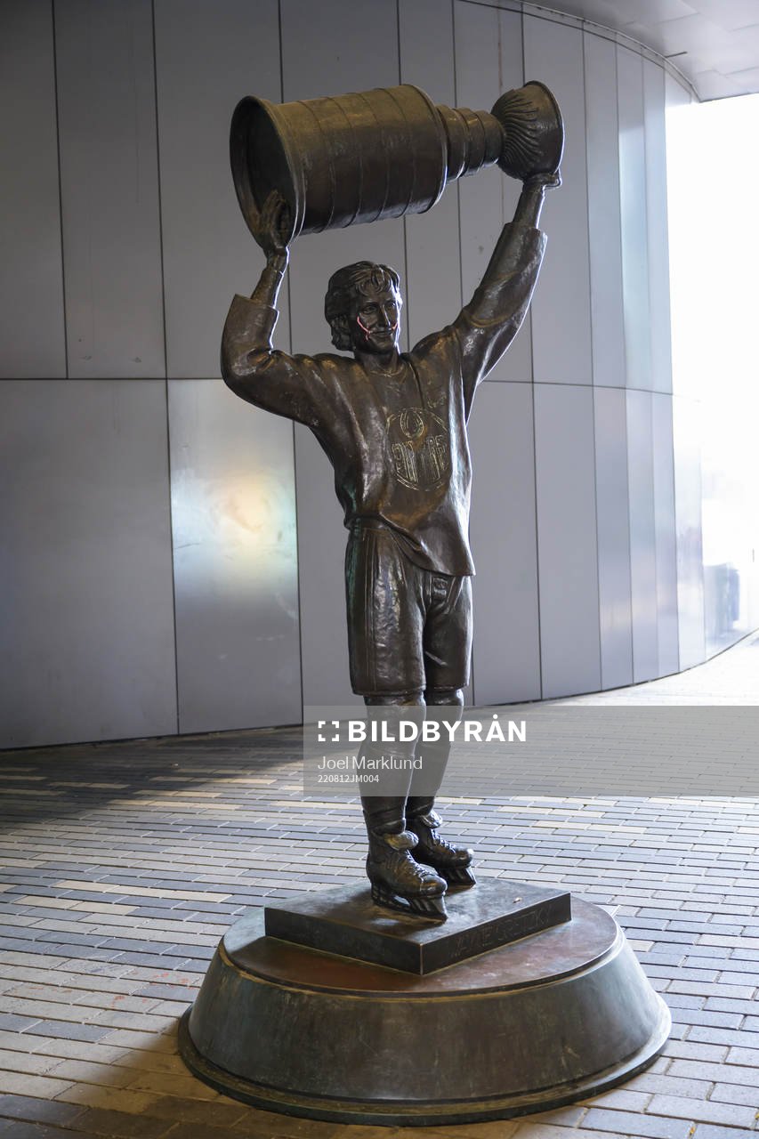 A Wayne Gretzky statue outside Rogers Place
