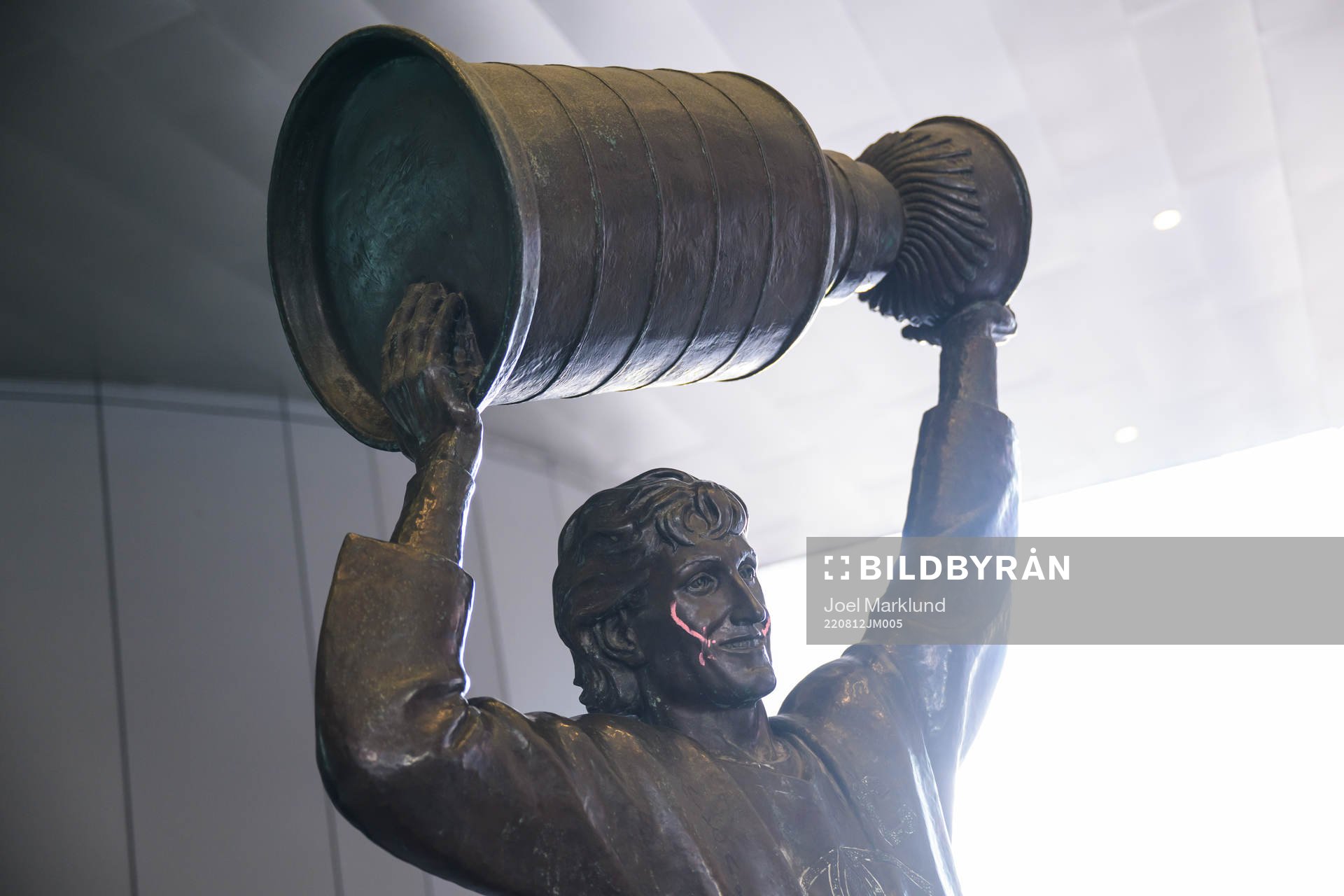 A Wayne Gretzky statue outside Rogers Place