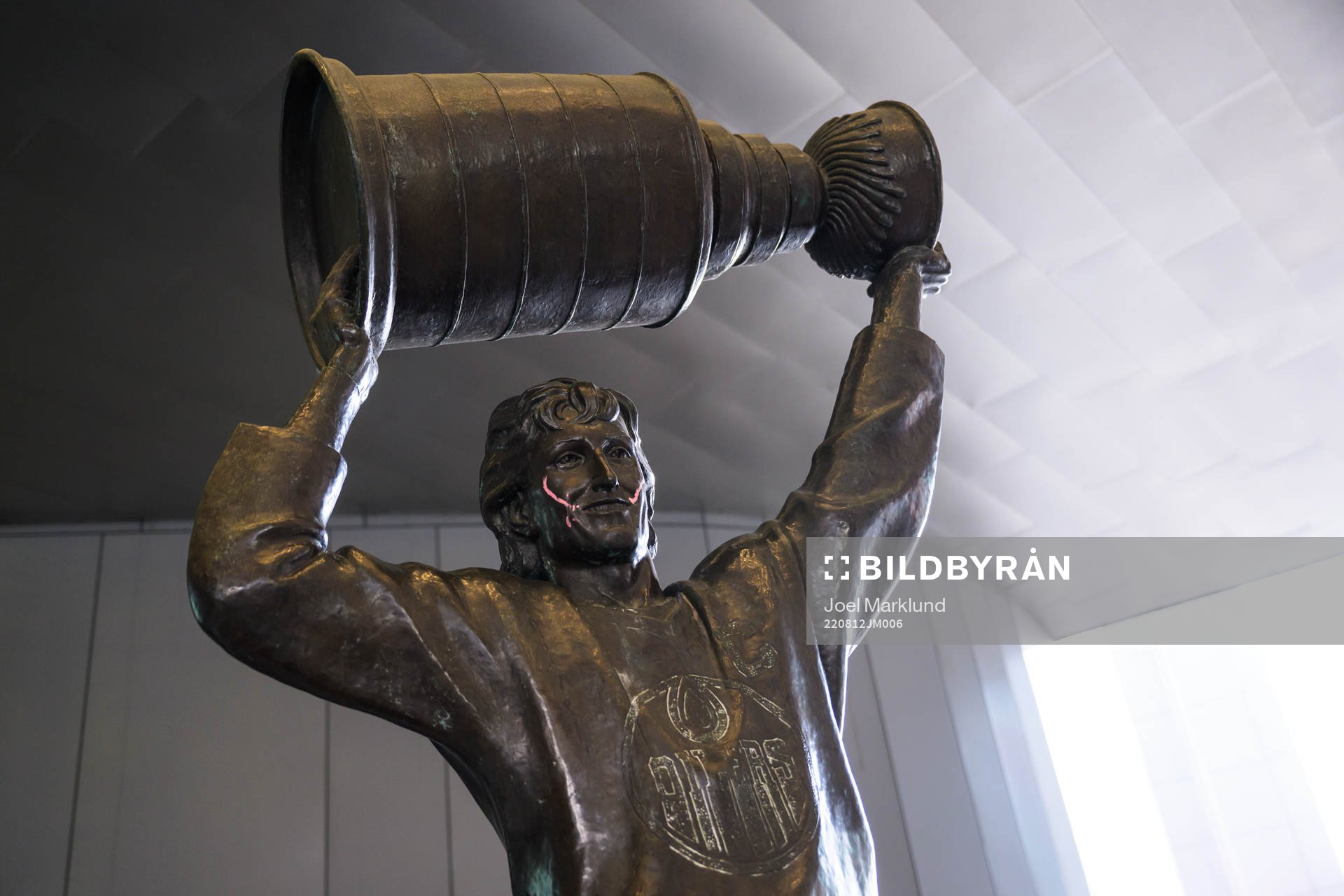 A Wayne Gretzky statue outside Rogers Place