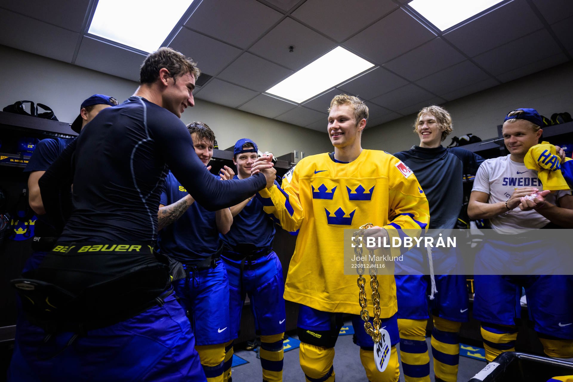Daniel Torgersson hands over an internal prize to Fabian