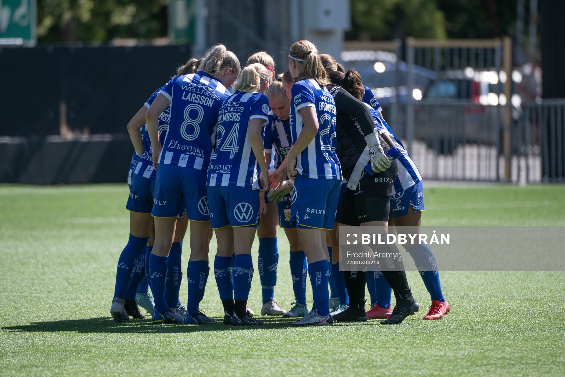 IFK Göteborgs lag innan fotbollsmatchen i damernas