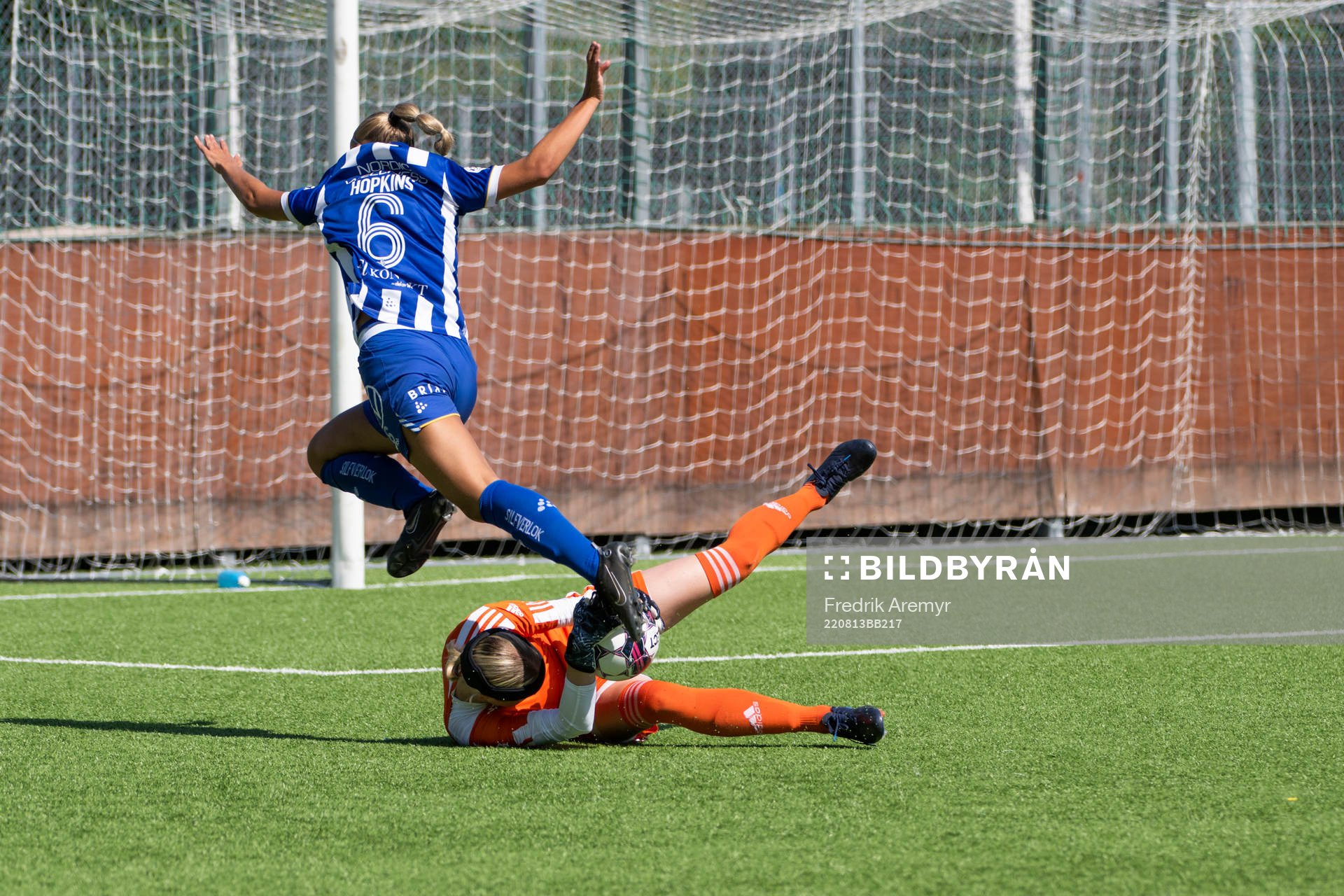 IFK Göteborgs Filippa Hopkins och Lerums Målvakt Clara