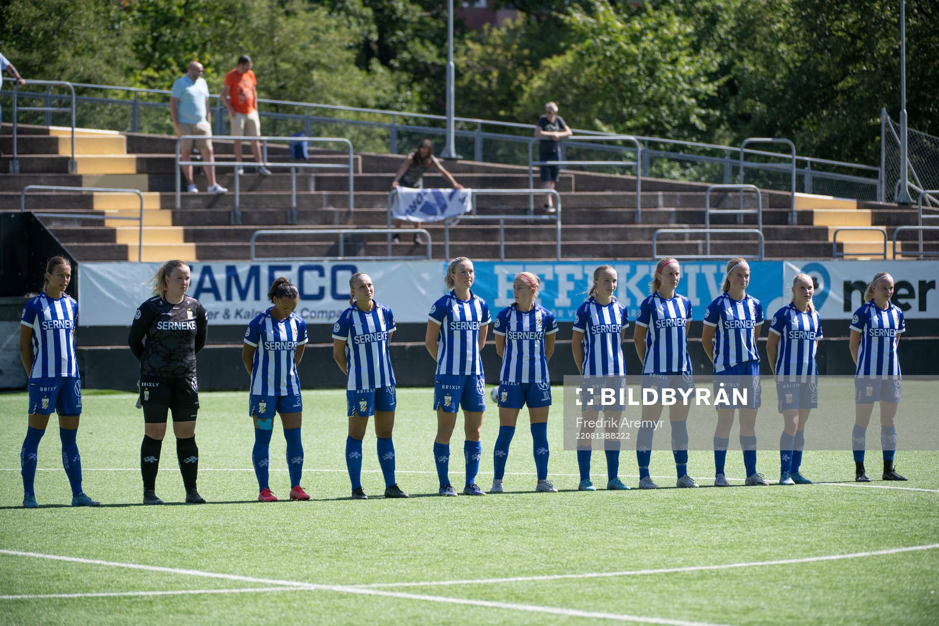 IFK Göteborgs lag innan fotbollsmatchen i damernas
