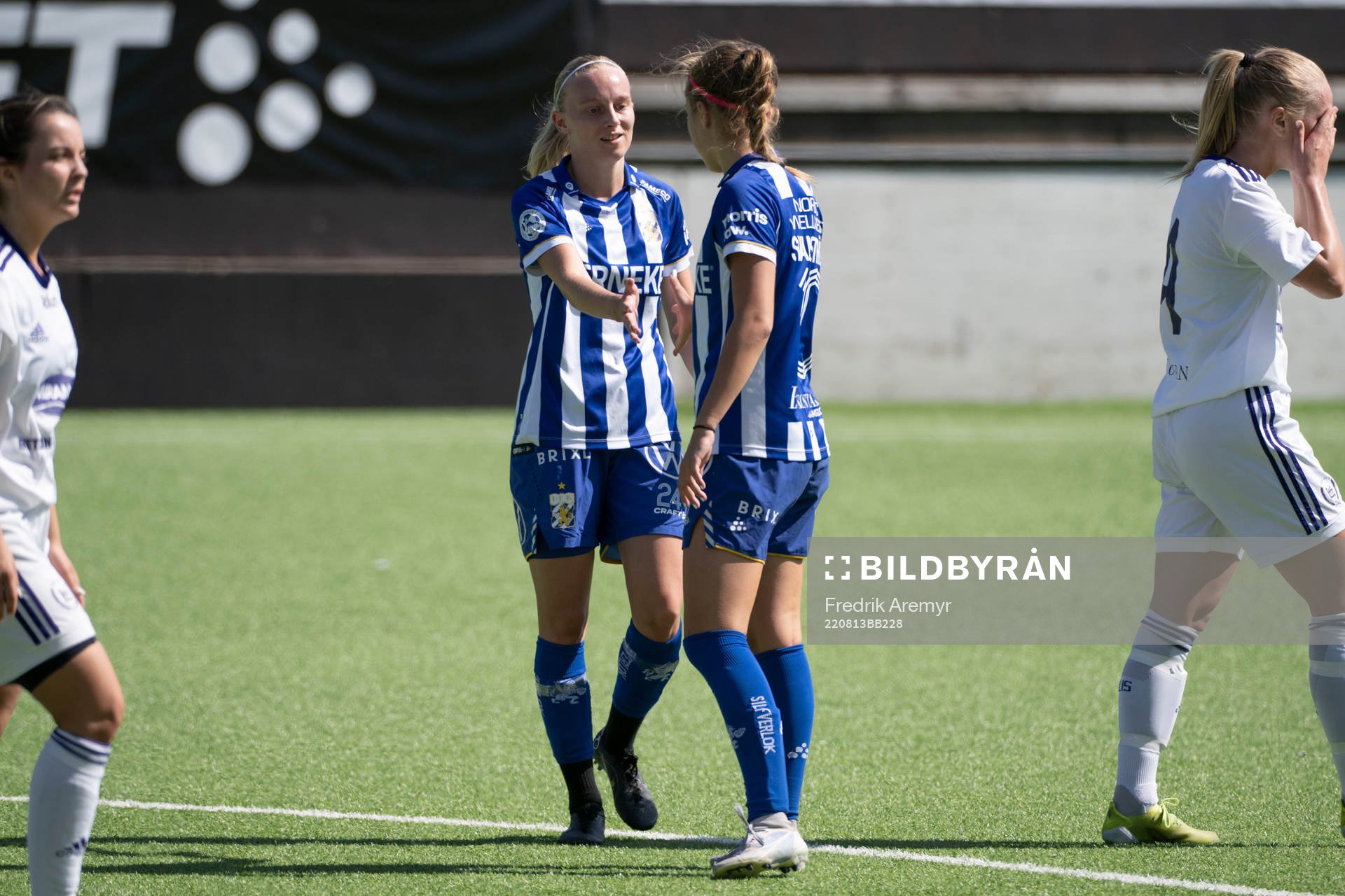 IFK Göteborgs Felicia Holmberg och Isabella Svanström jublar under fotbollsmatchen i damernas Division två Nordvästra Götaland mellan IFK Göteborg och Lerums den 13 augusti 2022 i Göteborg.