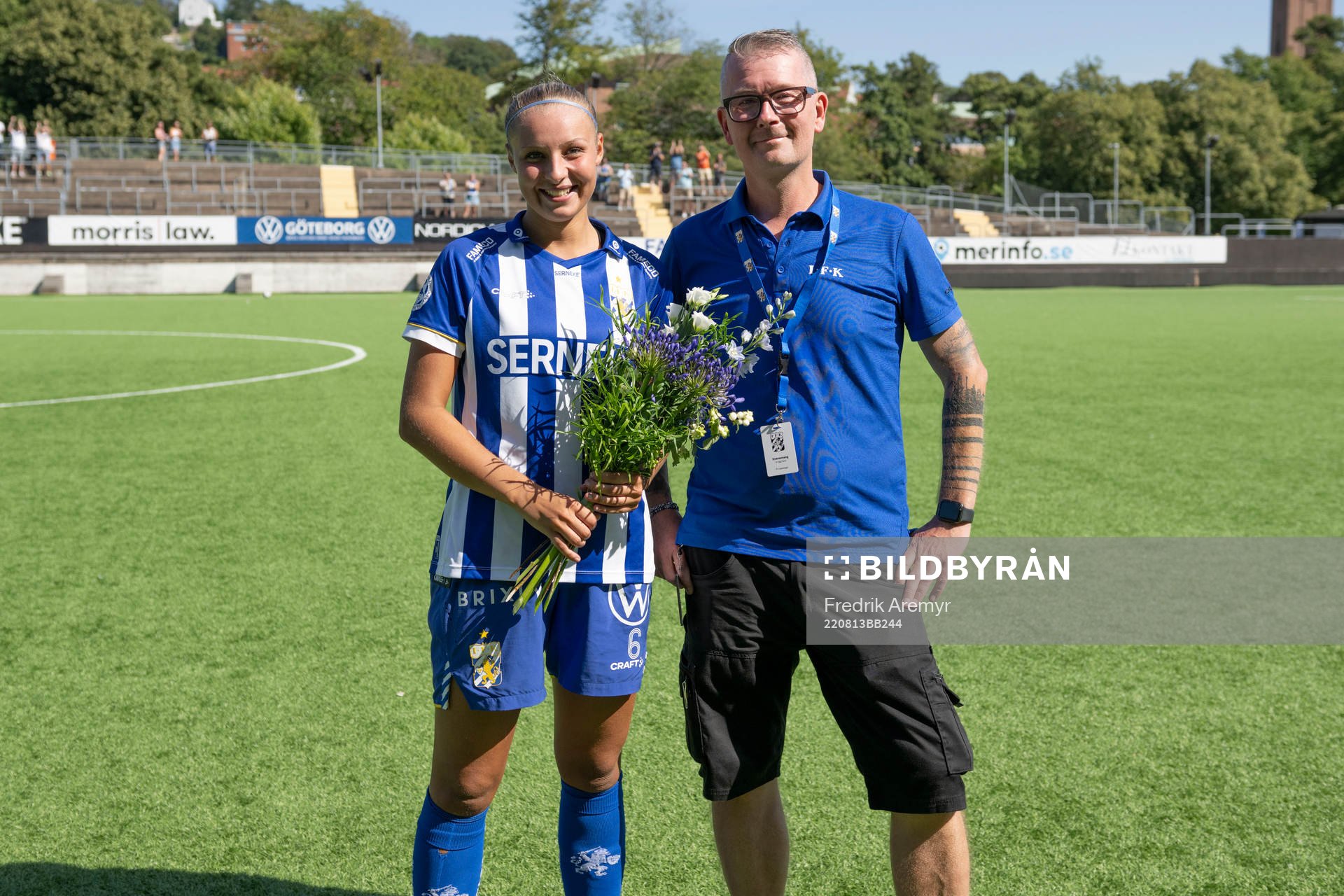 IFK Göteborgs Filippa Hopkins hyllas efter fotbollsmatchen i damernas Division två Nordvästra Götaland mellan IFK Göteborg och Lerums den 13 augusti 2022 i Göteborg.