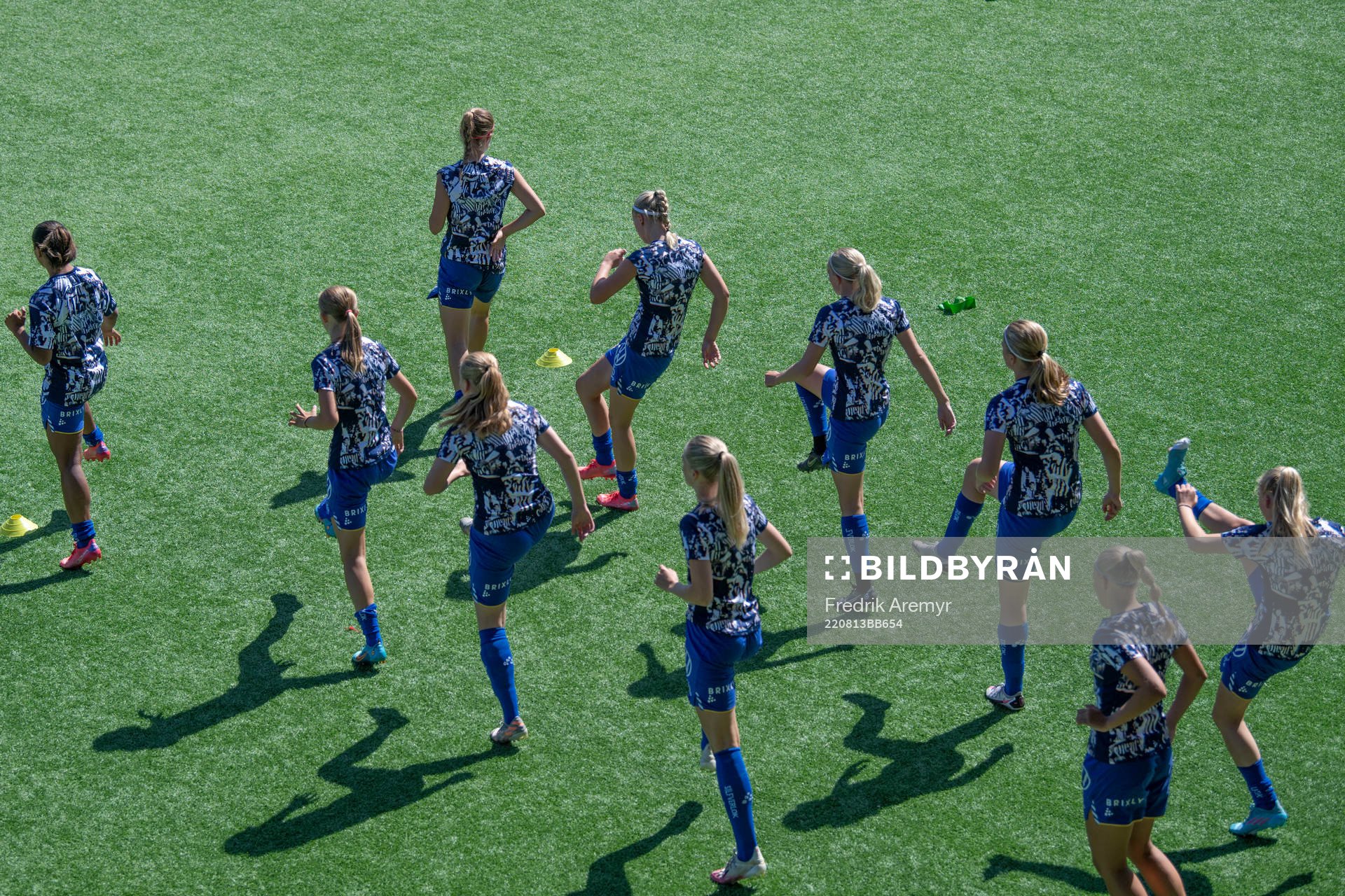IFK Göteborgs spelare värmer upp innan fotbollsmatchen i