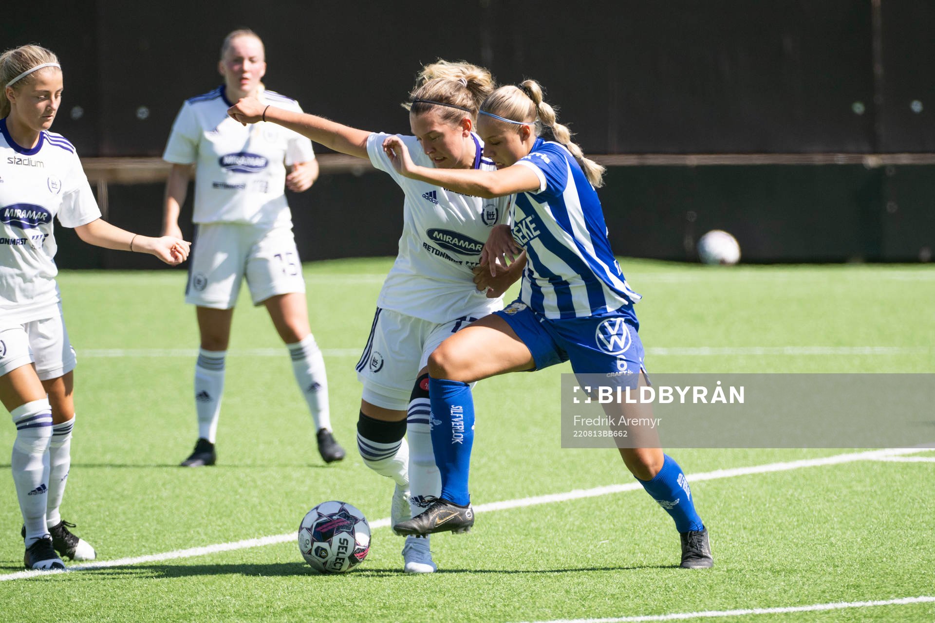 Lerums lagkapten Stella Alvstad och IFK Göteborgs Filippa
