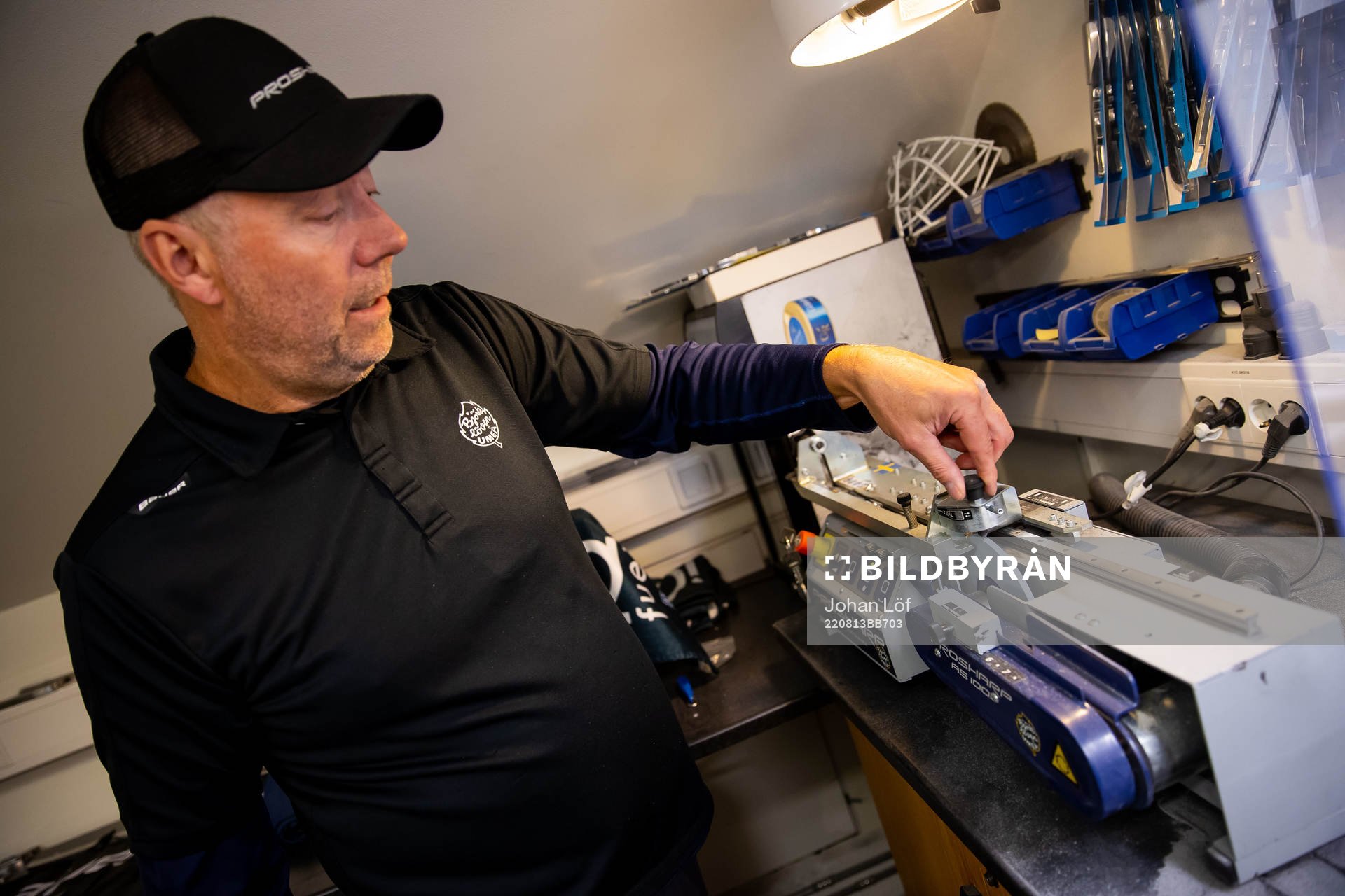 Björklövens materialförvaltare Lennart Lindfors inan