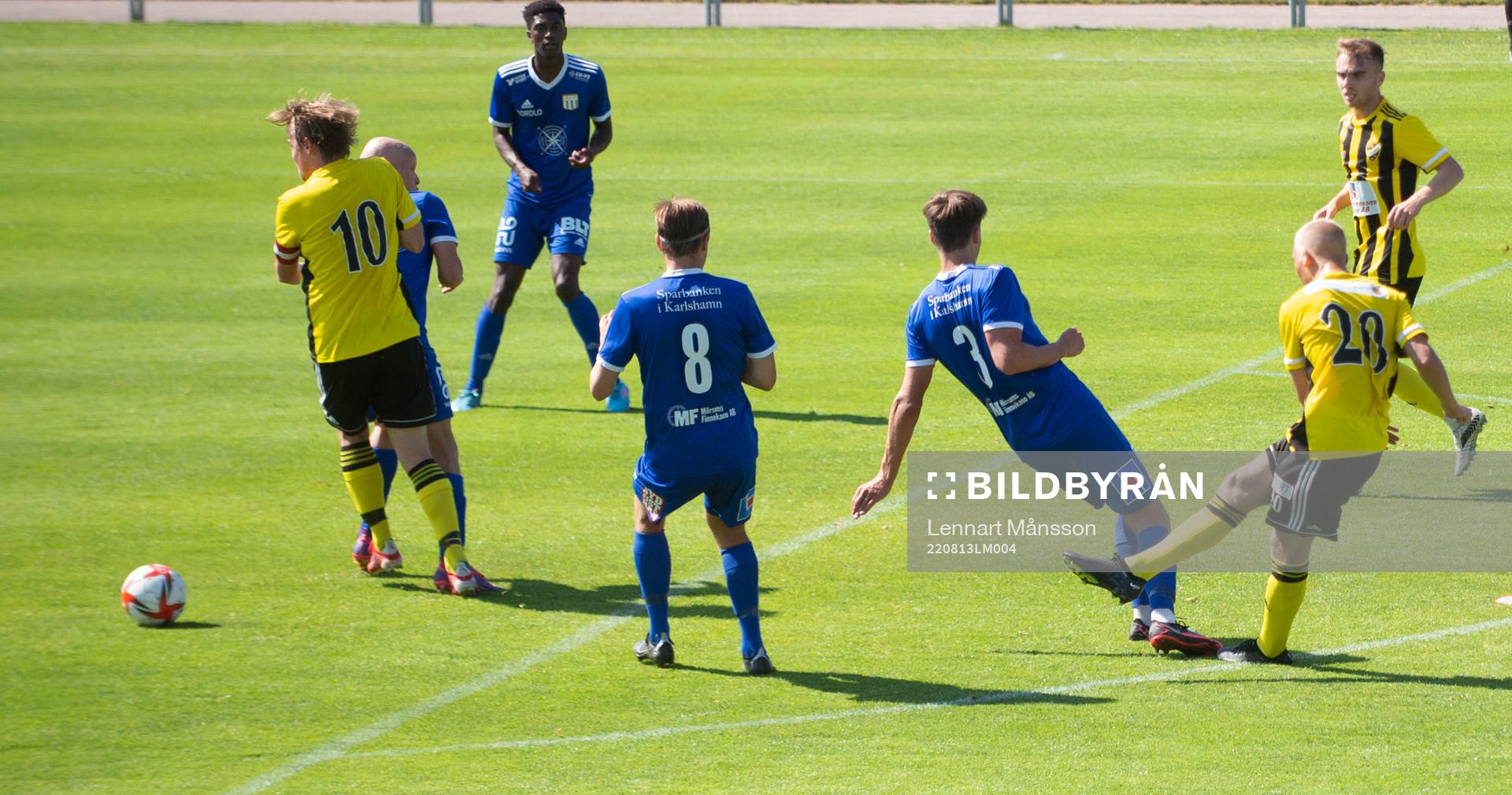 IFK Hässleholms Olle Kjellman Olblad skjuter 1-1 i matchen