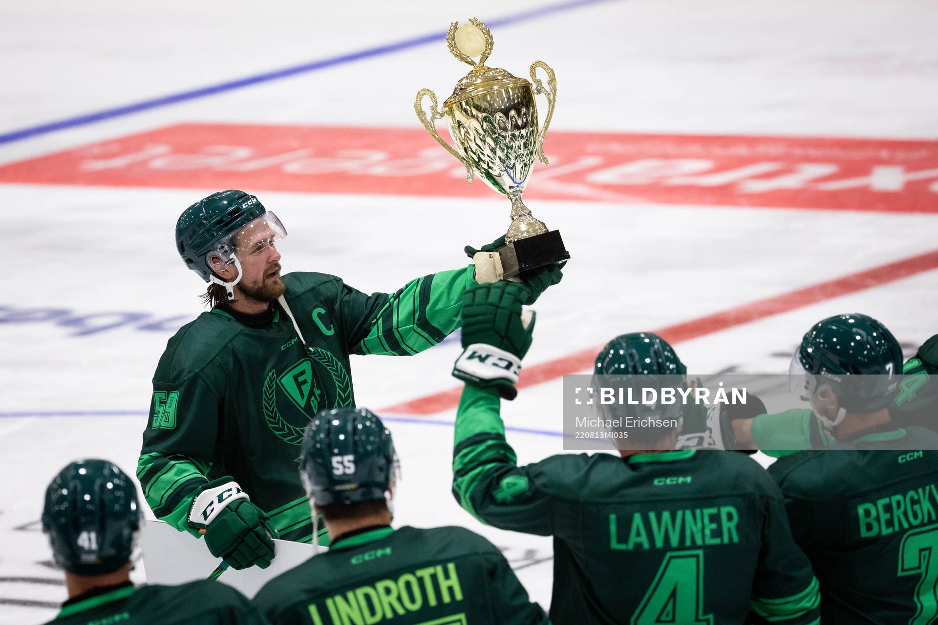 Färjestads Linus Johansson lyfter pokalen