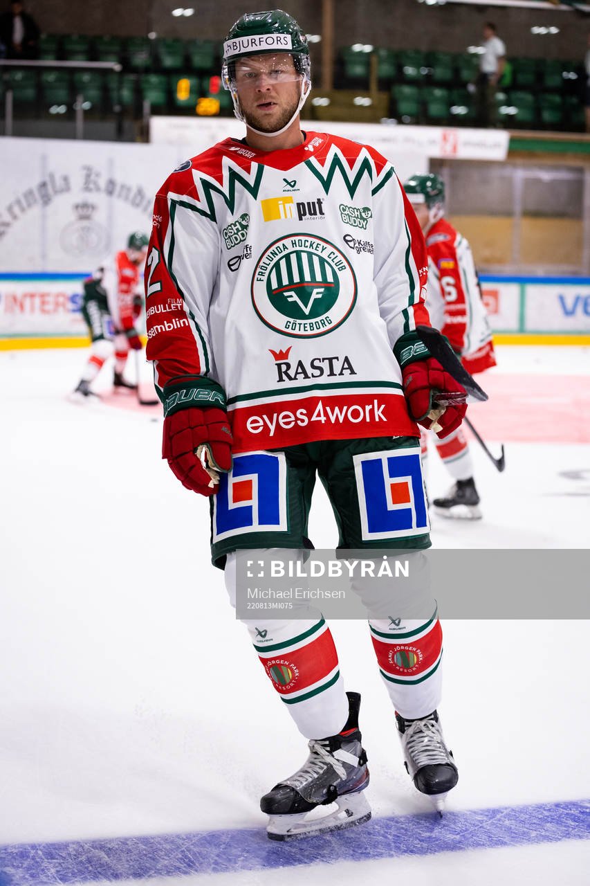 Frölundas Christian Folin innan ishockeymatchen i