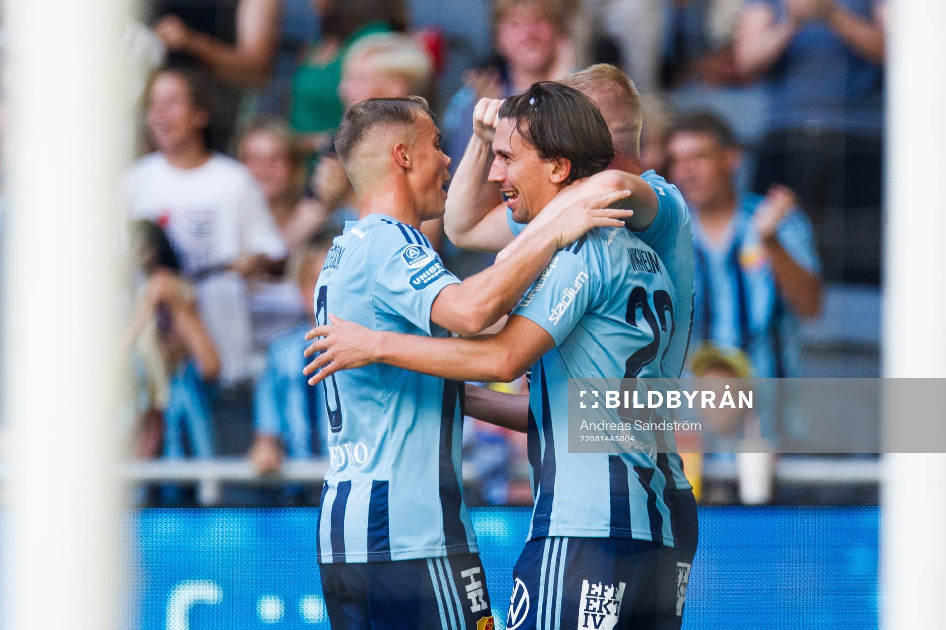 Djurgårdens Gustav Wikheim jublar med lagkamrater
