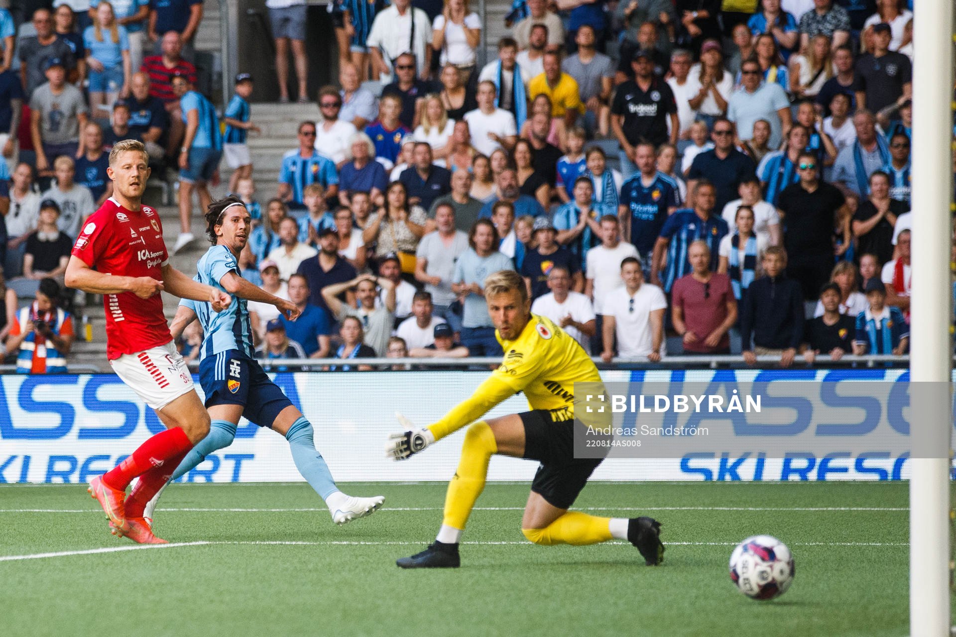 Djurgårdens Gustav Wikheim gör 2-0 bakom Kalmars målvakt