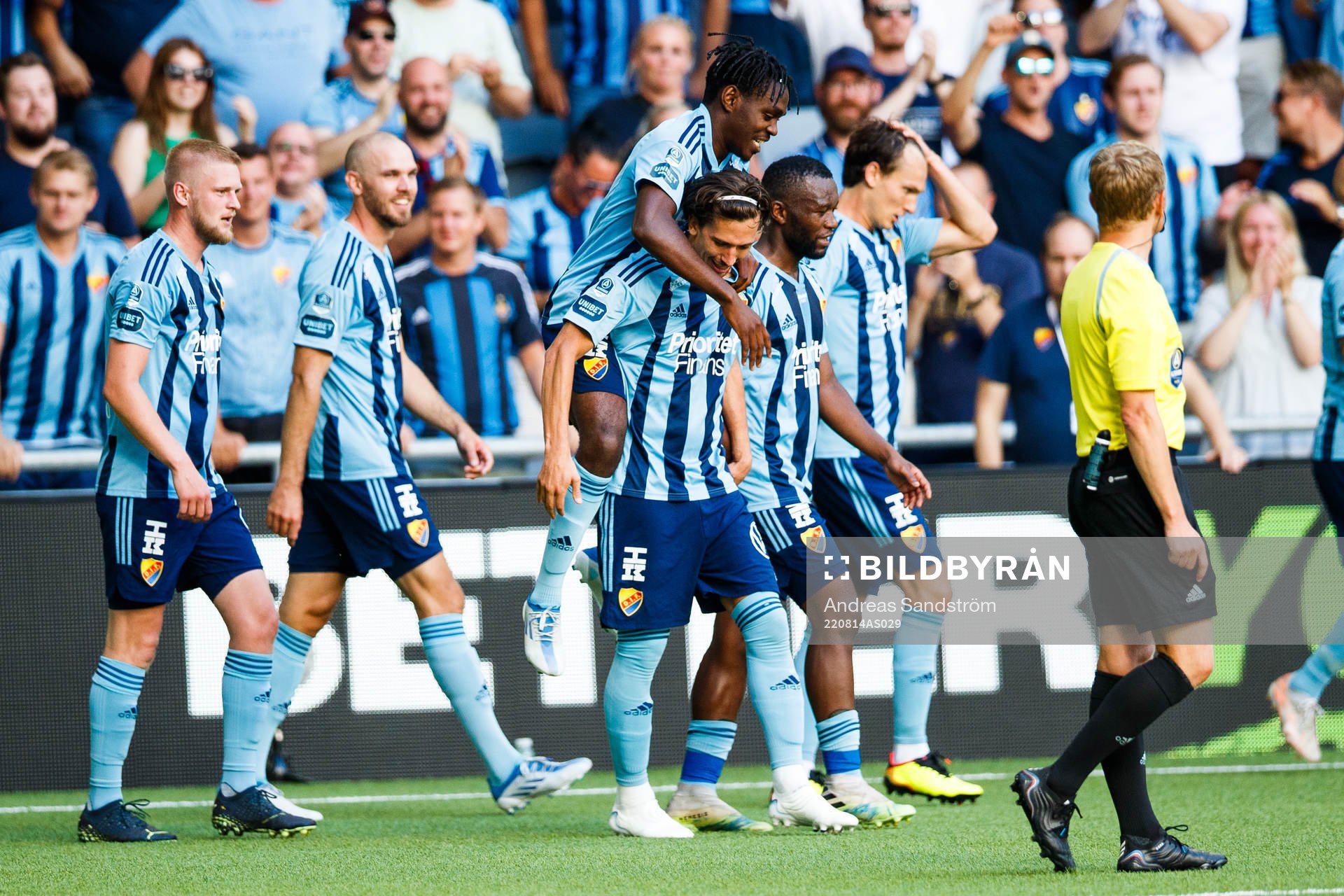 Djurgårdens Joel Asoro jublar med lagkamrater