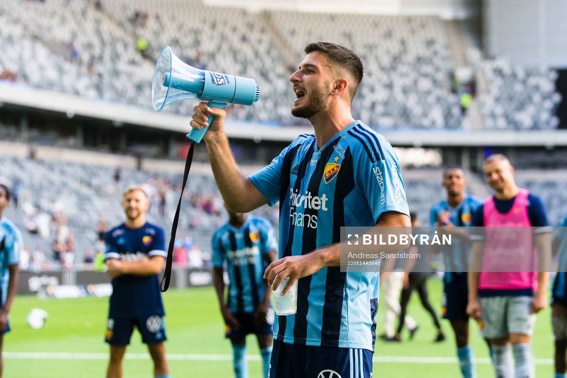 Djurgårdens Besard Sabovic leder klacken med en sång