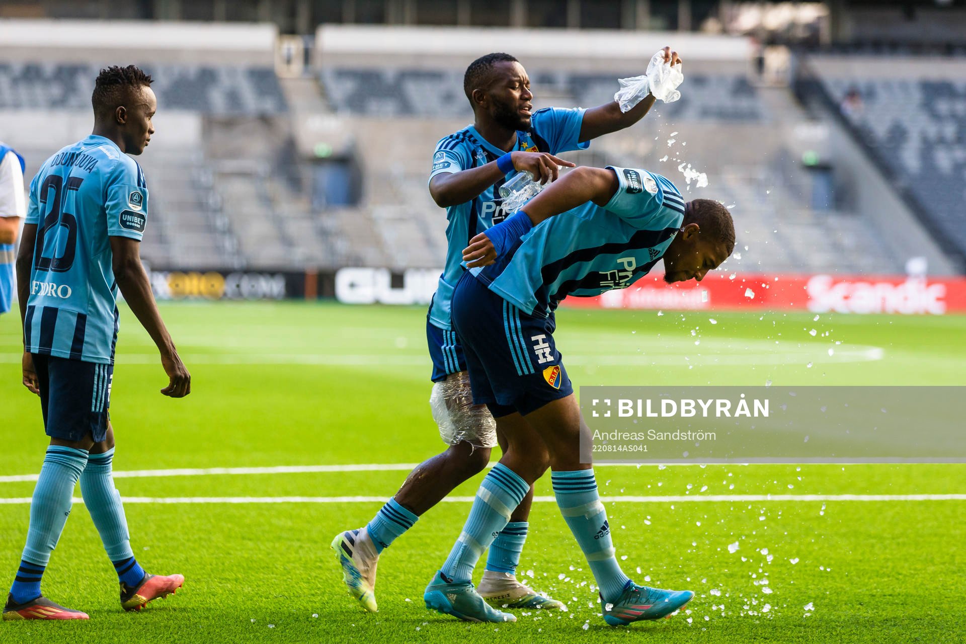 Djurgårdens Emmanuel Banda häller is över Isak Hien