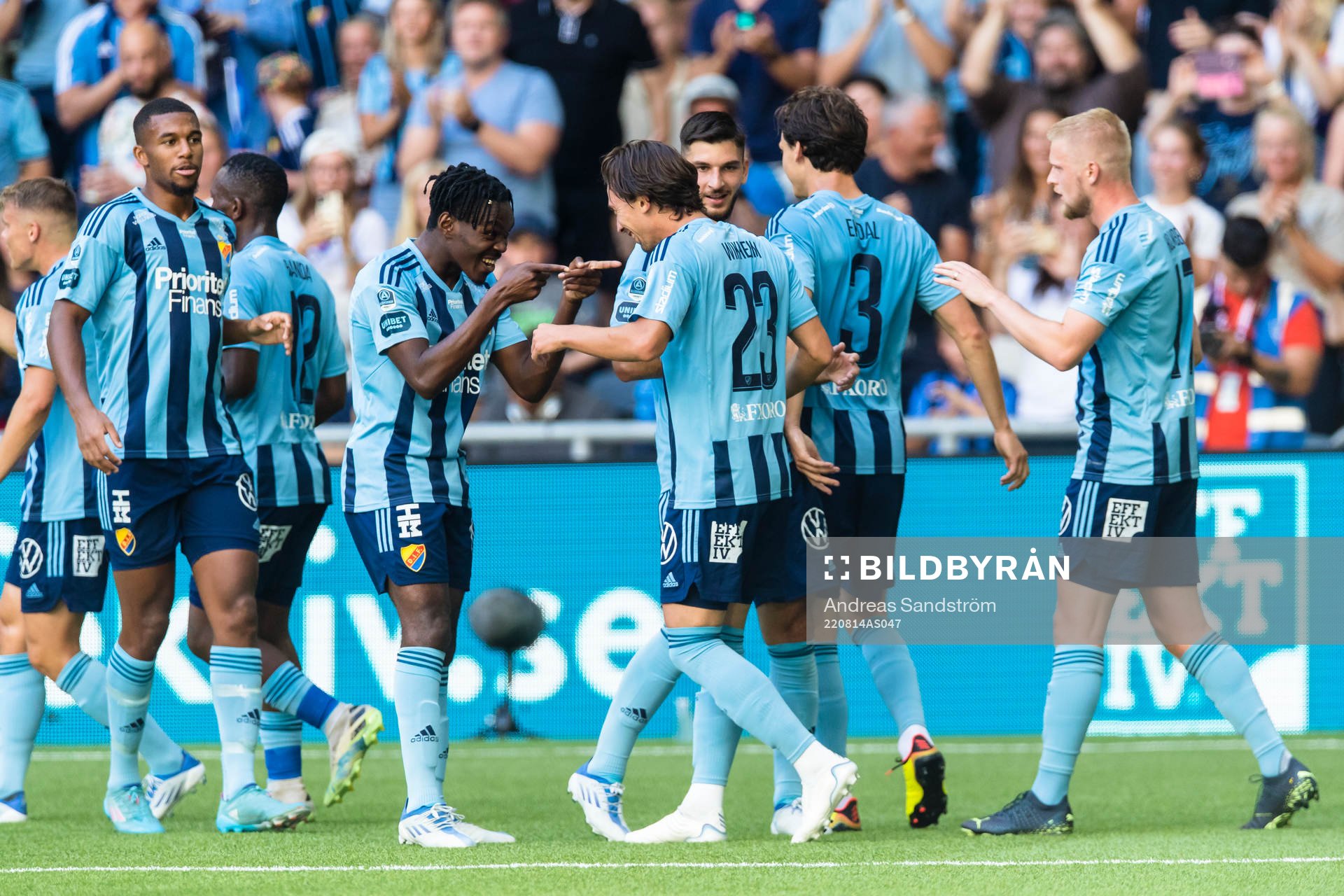 Djurgårdens Joel Asoro gratulerar 2-0 målskytten Gustav