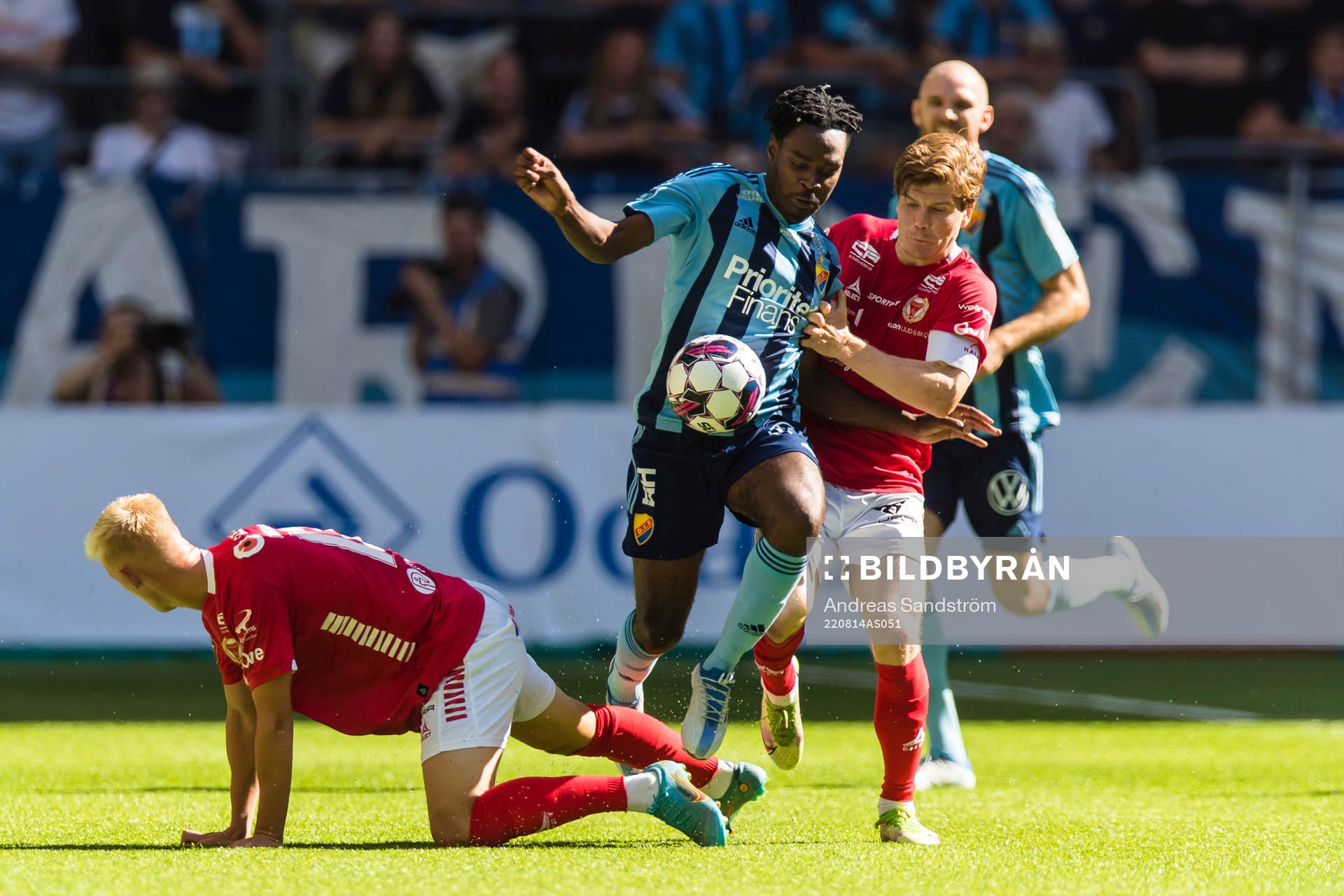 Djurgårdens Joel Asoro i kamp med Kalmars Carl Gustafsson och Oliver Berg under fotbollsmatchen i Allsvenskan mellan Djurgården och Kalmar den 14 augusti 2022 i Stockholm.