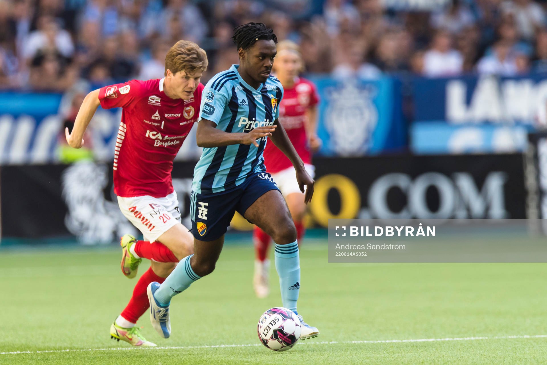 Djurgårdens Joel Asoro jagas av Kalmars Oliver Berg