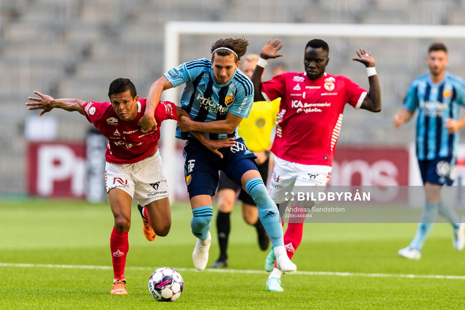 Djurgårdens Gustav Wikheim tar sig förbi Kalmars Romario Pereira Sipiao under fotbollsmatchen i Allsvenskan mellan Djurgården och Kalmar den 14 augusti 2022 i Stockholm.