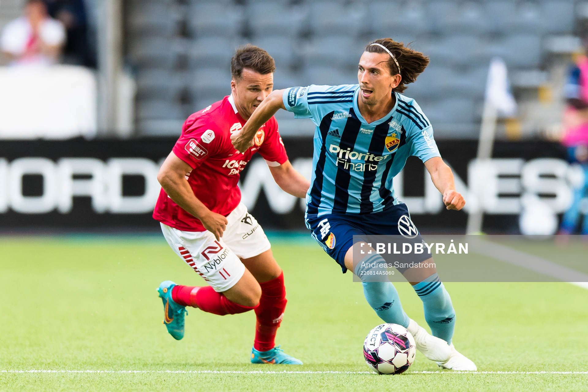 Djurgårdens Gustav Wikheim tar sig förbi Kalmars Simon