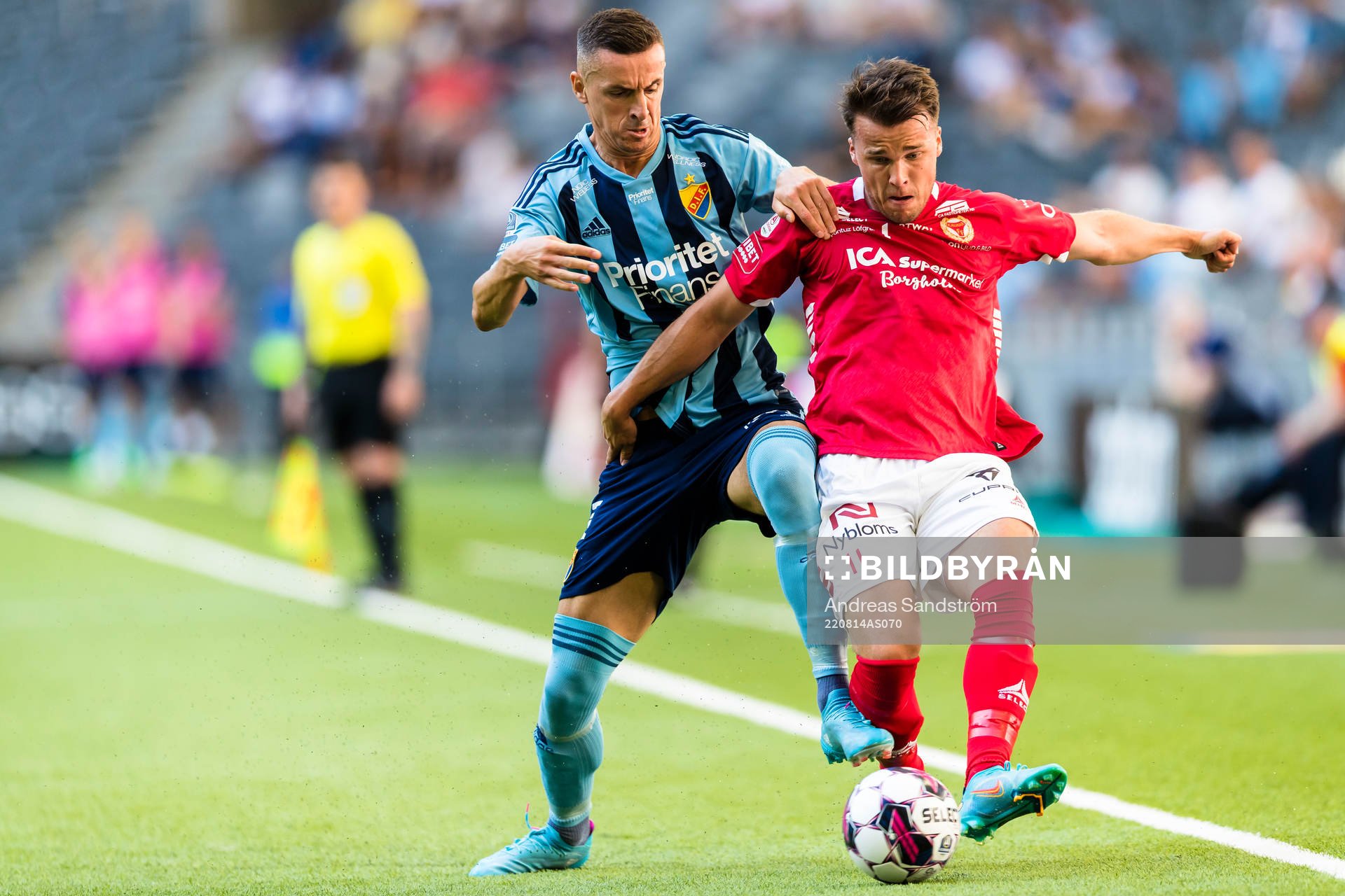 Djurgårdens Haris Radetinac i kamp om bollen med Kalmars