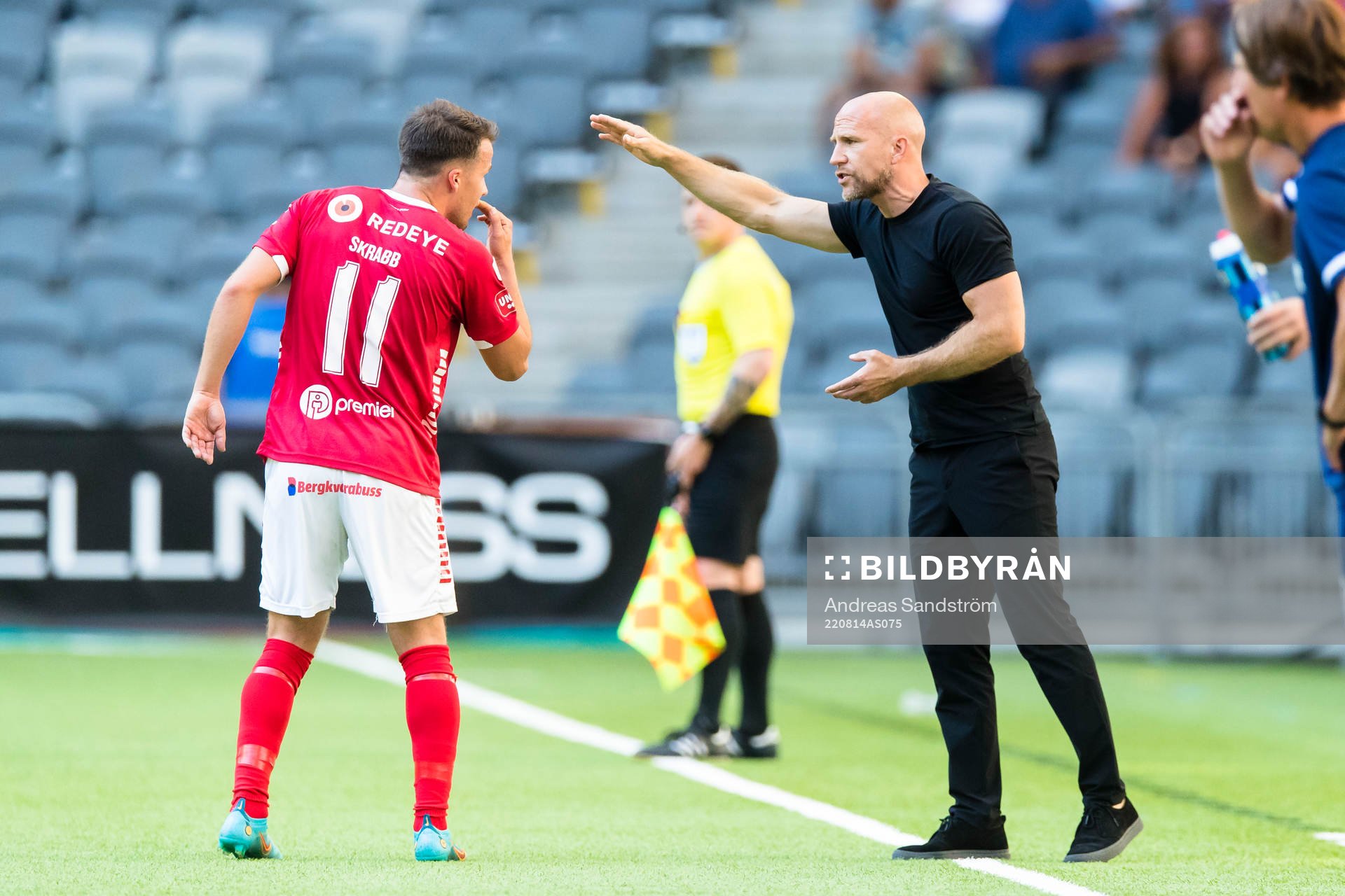 Kalmars tränare Henrik Rydström ger direktiv till Simon