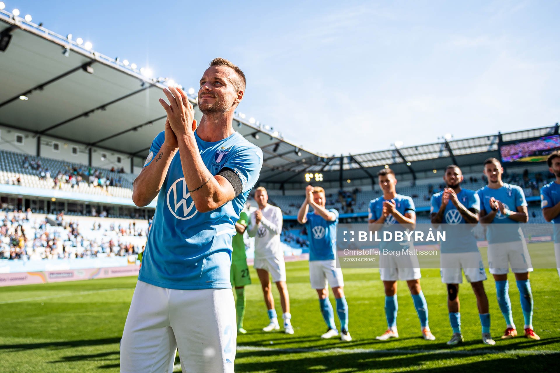 Malmö FFs Eric Larsson tackar publiken efter fotbollsmatchen i Allsvenskan mellan Malmö FF och GIF Sundsvall den 14 augusti 2022 i Malmö. 