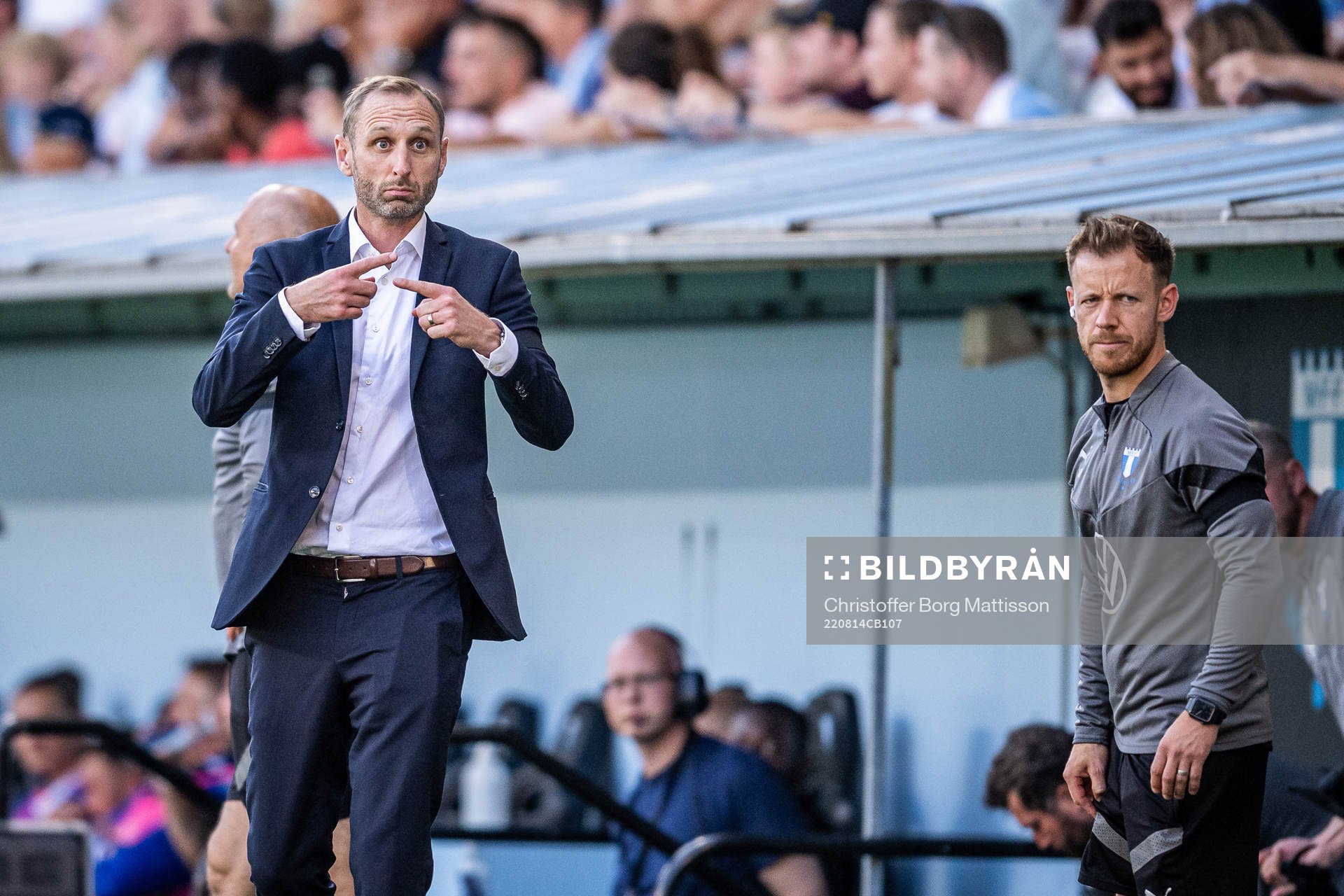 Malmö FFs tränare Andreas Georgson signalerar för byte
