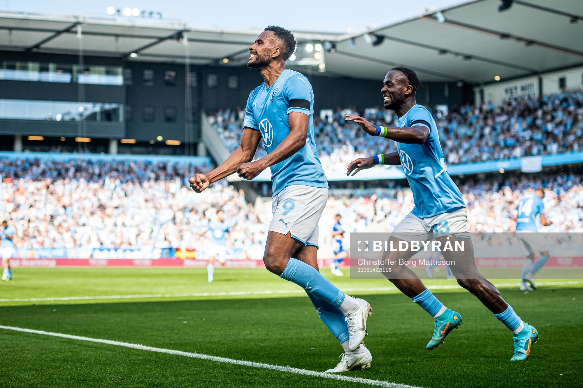 Malmö FFs Isaac Kiese Thelin och Mohamed Buya Turay jublar