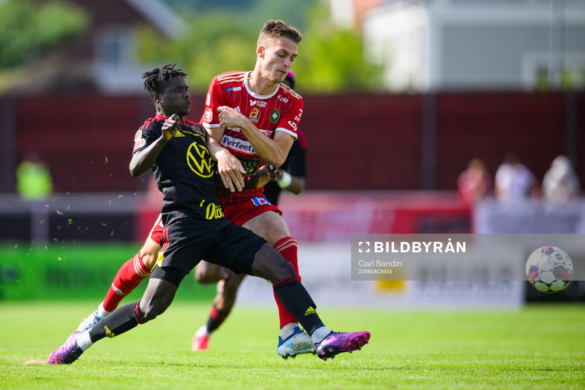 Östersunds Yannick Adjoumani och Skövde AIKs Villiam