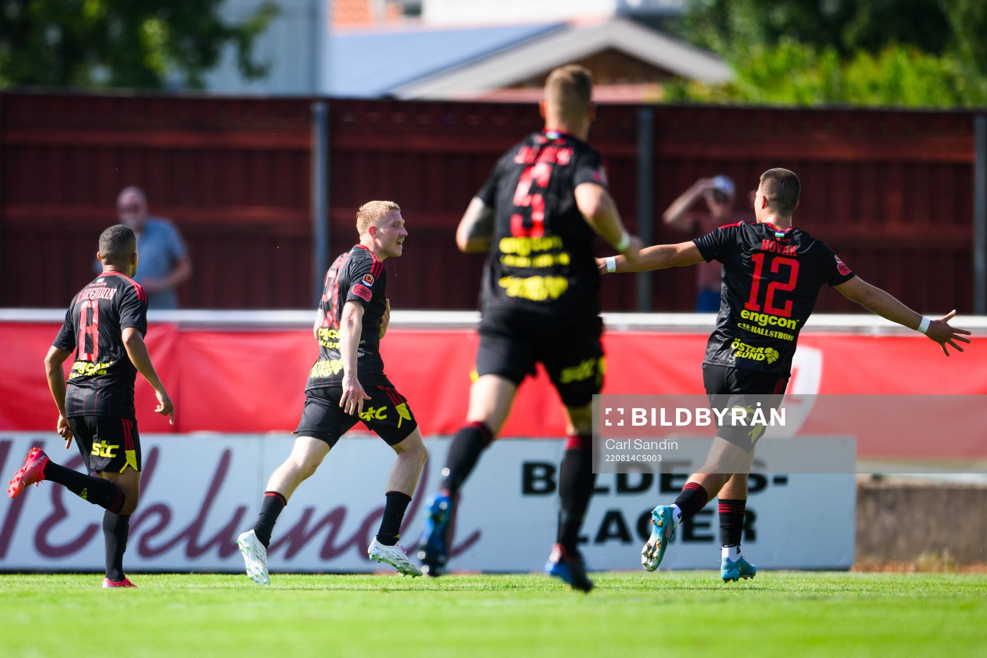 Östersunds Simon Kroon jublar