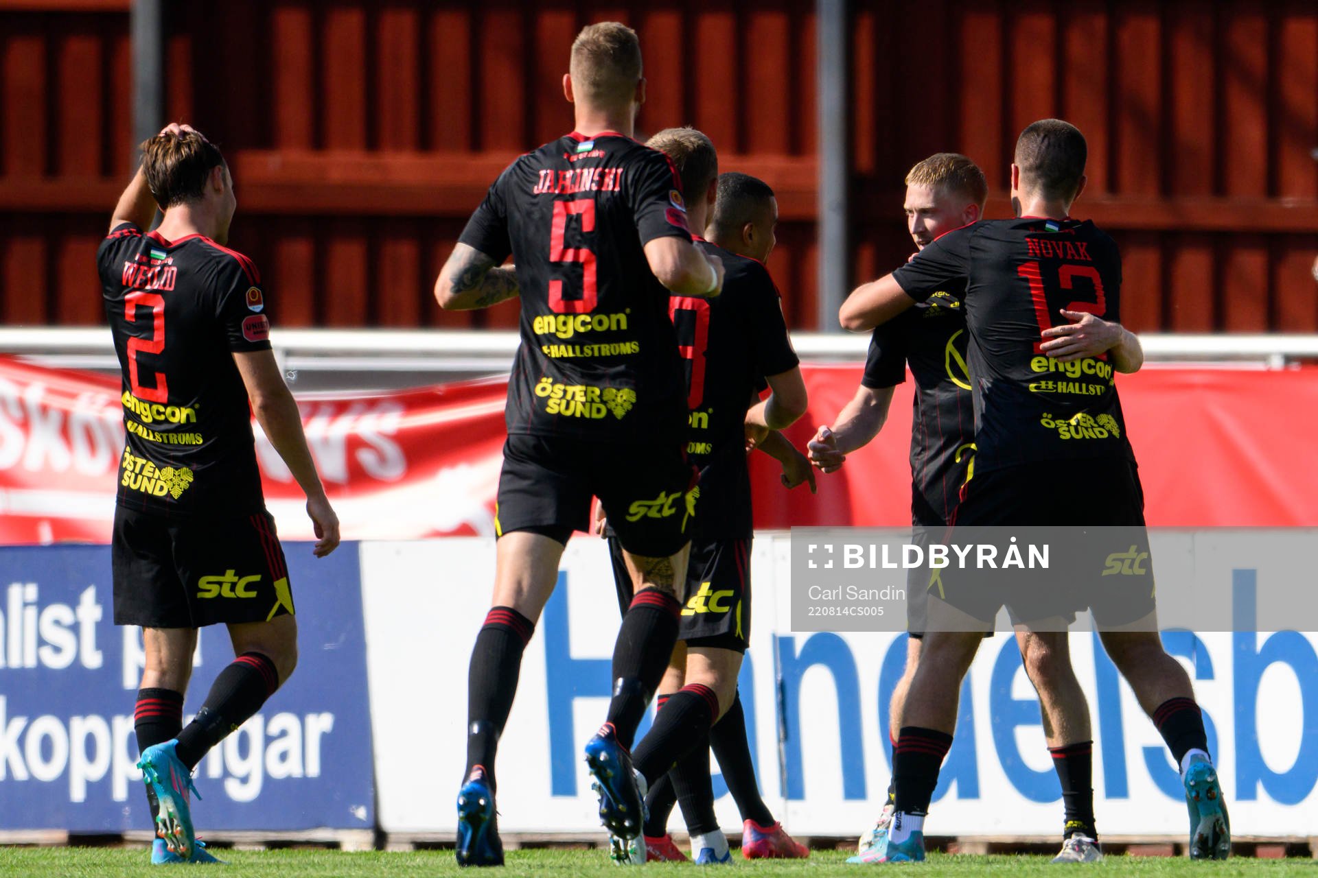 Östersunds Simon Kroon jublar