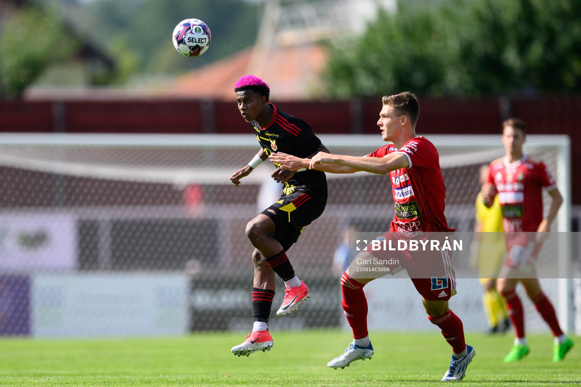 Östersunds Chovanie Amatkarijo och Skövde AIKs Villiam Granath under fotbollsmatchen i Superettan mellan Skövde AIK och Östersund den 14 augusti 2022 i Skövde.