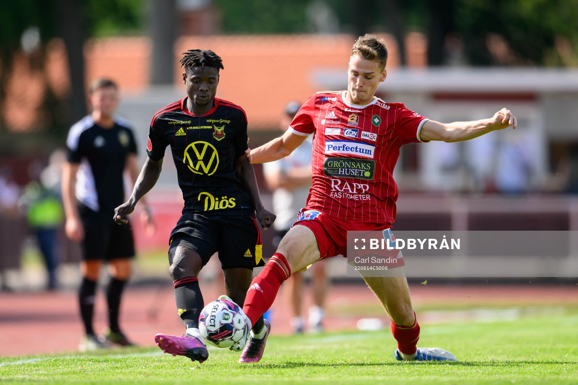 Östersunds Yannick Armel Assiedou Adjoumani och Skövde AIKs Villiam Granath under fotbollsmatchen i Superettan mellan Skövde AIK och Östersund den 14 augusti 2022 i Skövde.