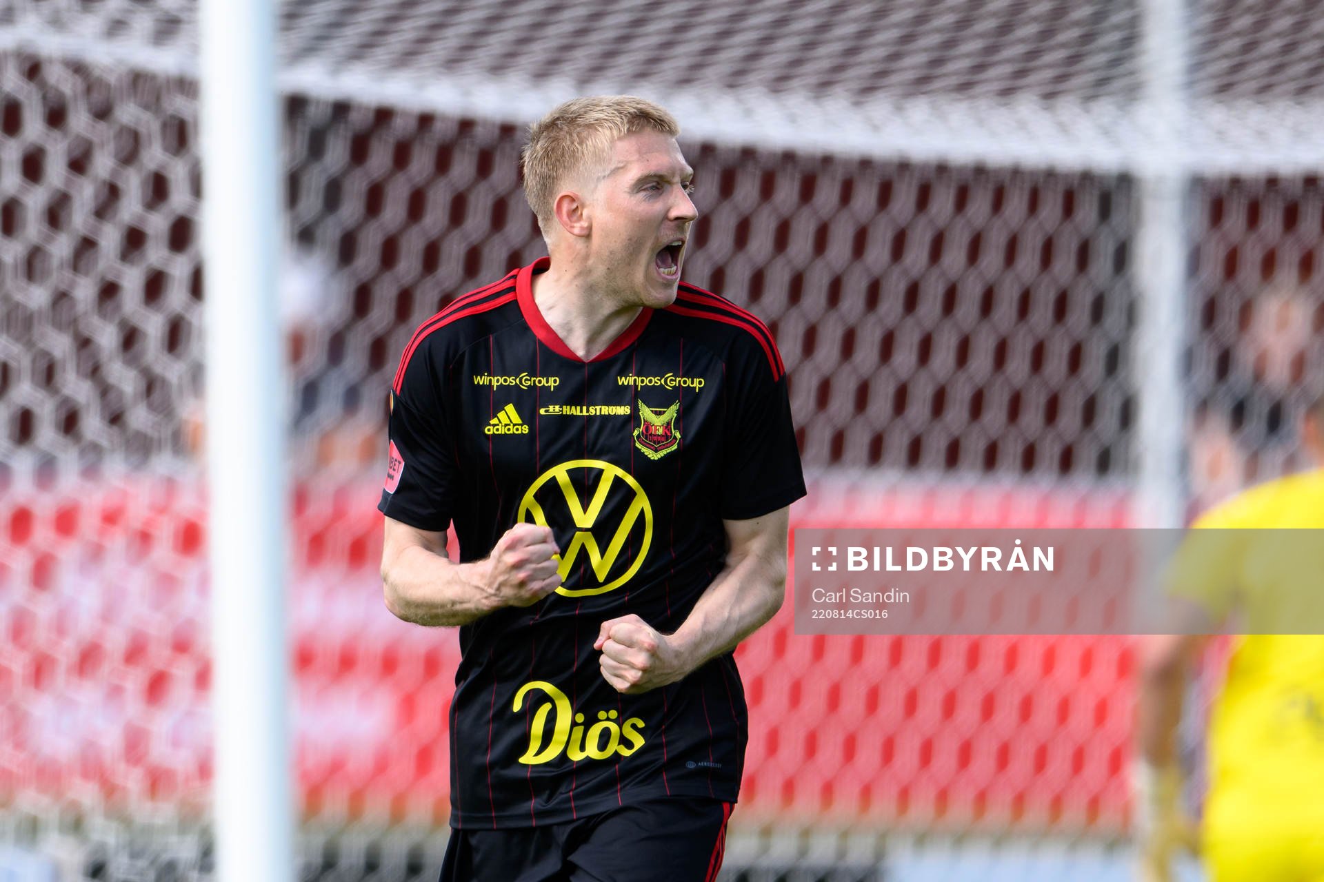 Östersunds Simon Kroon jublar