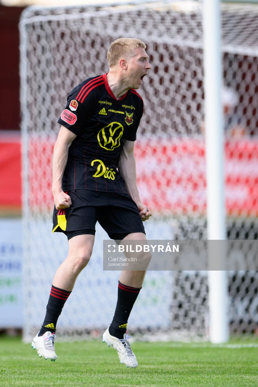 Östersunds Simon Kroon jublar