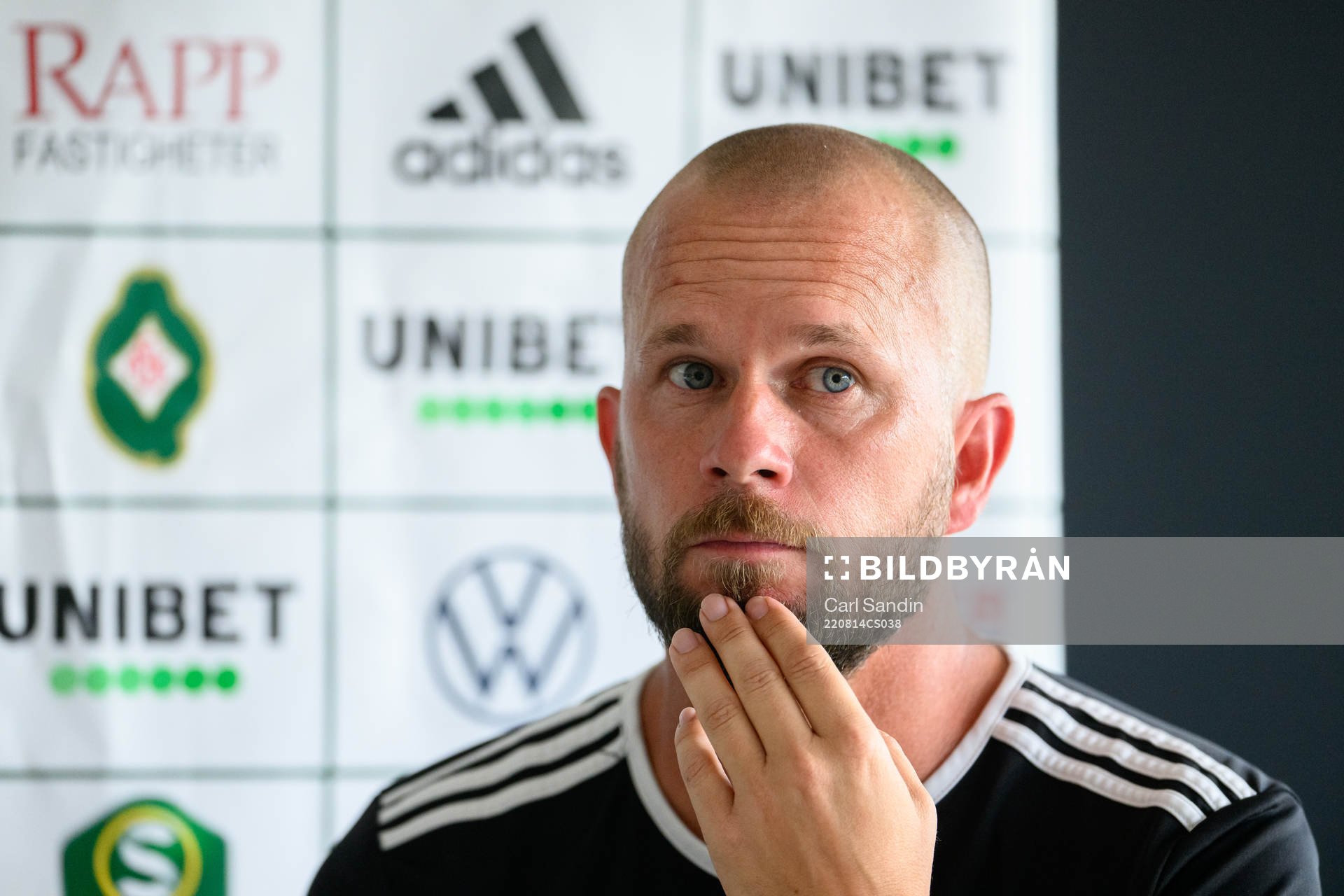Skövde AIKs tränare Tobias Linderoth på en presskonferens