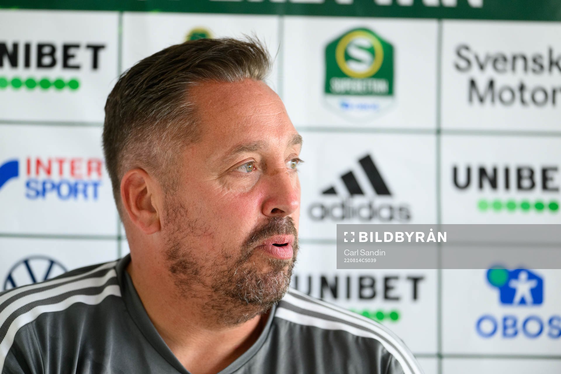 Östersunds tränare Magnus Powell på en presskonferens