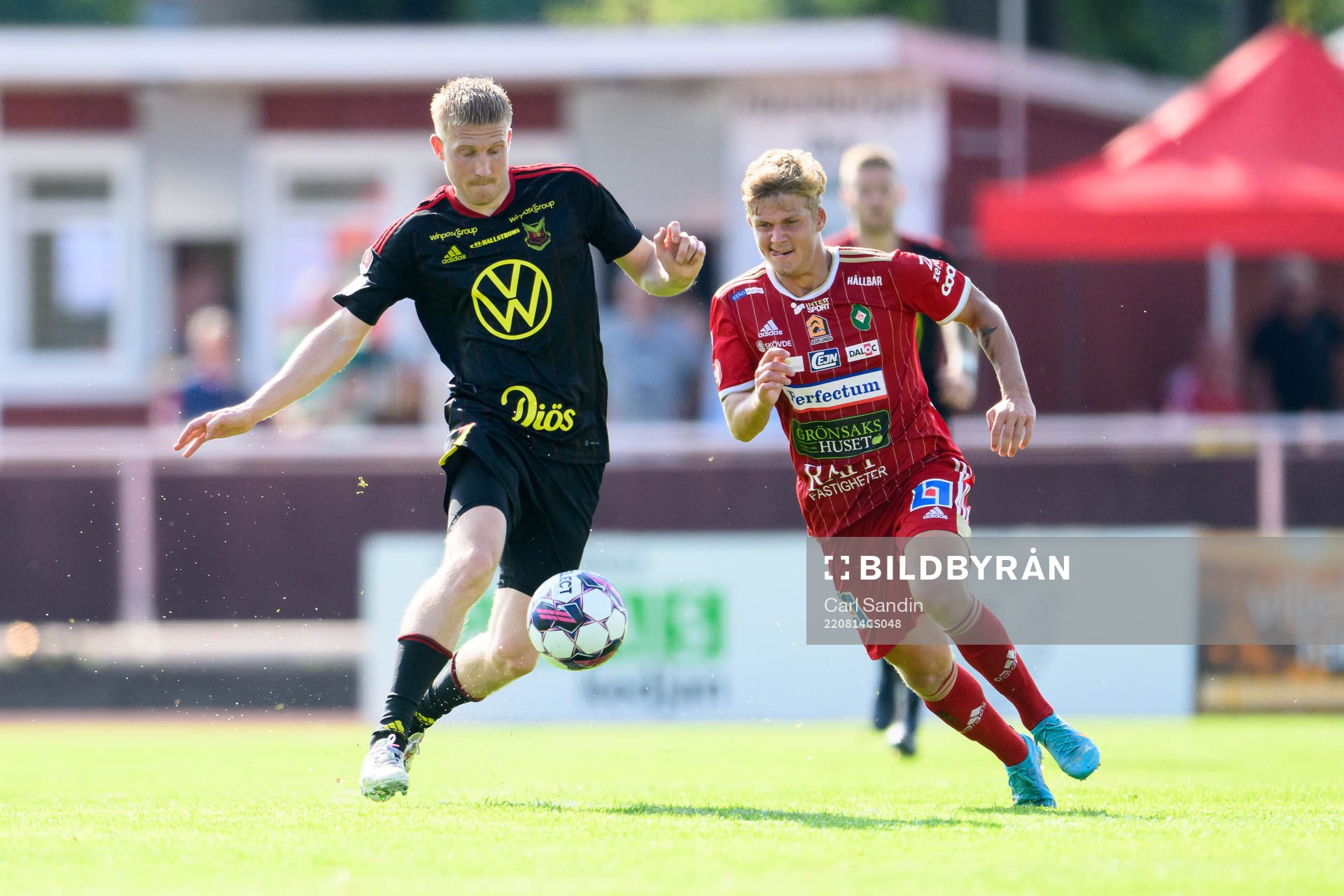 Östersunds Simon Kroon och Skövde AIKs Kevin Holmen
