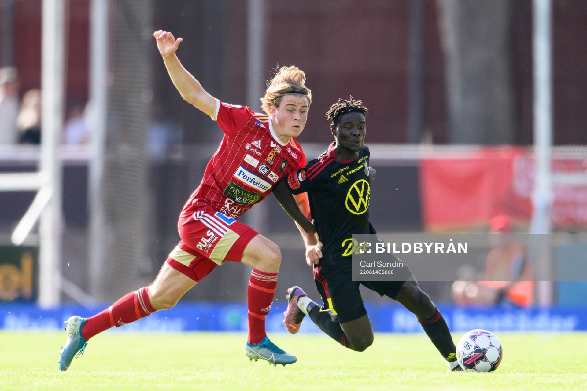 Skövde AIKs Linus Mattsson och Östersunds Yannick Armel