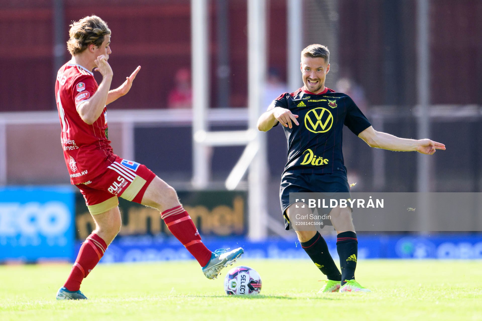 Skövde AIKs Linus Mattsson och Östersunds Erlend Sivertsen under fotbollsmatchen i Superettan mellan Skövde AIK och Östersund den 14 augusti 2022 i Skövde.